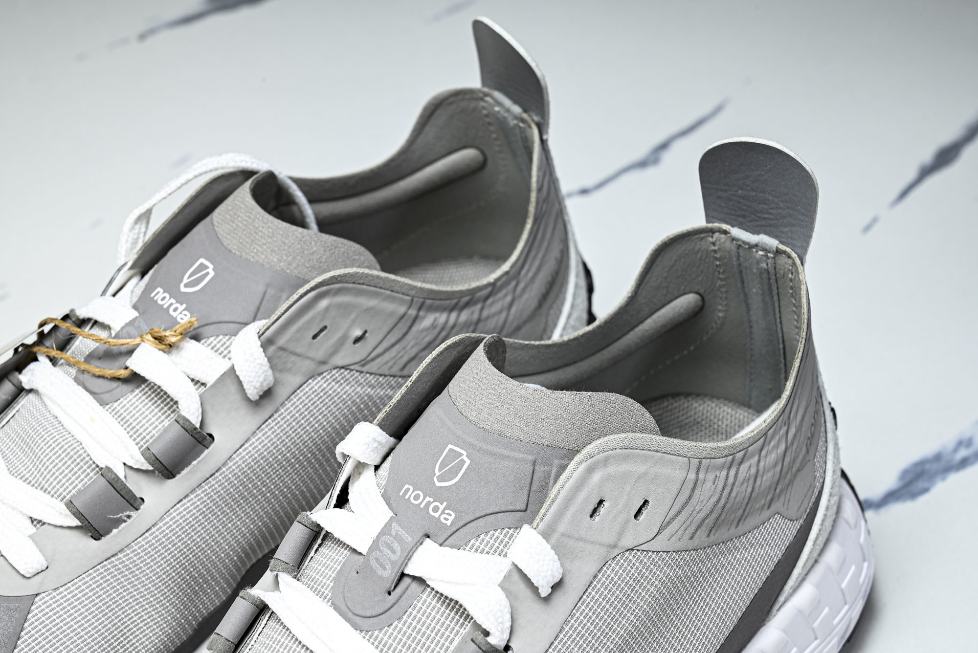 Norda 001 Sneaker in Stealth Black 男子灰黑色 全地形 越野 户外登山