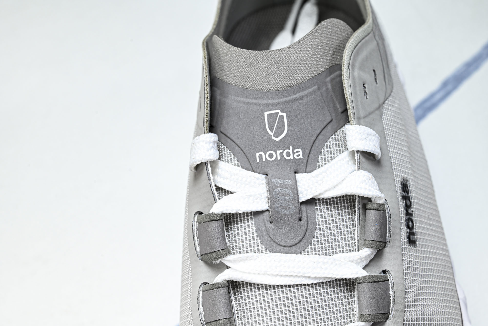 Norda 001 Sneaker in Stealth Black 男子灰黑色 全地形 越野 户外登山