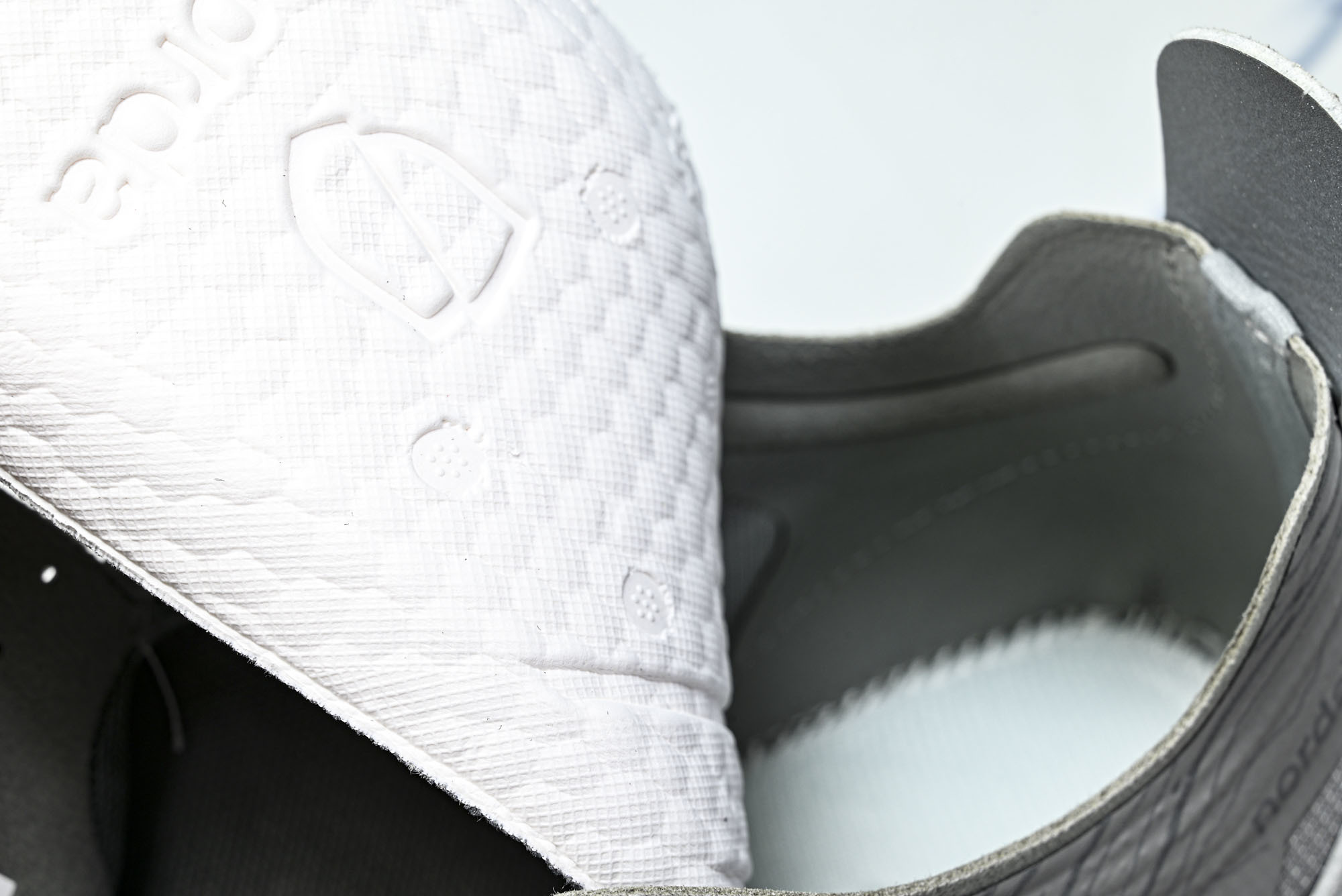 Norda 001 Sneaker in Stealth Black 男子灰黑色 全地形 越野 户外登山