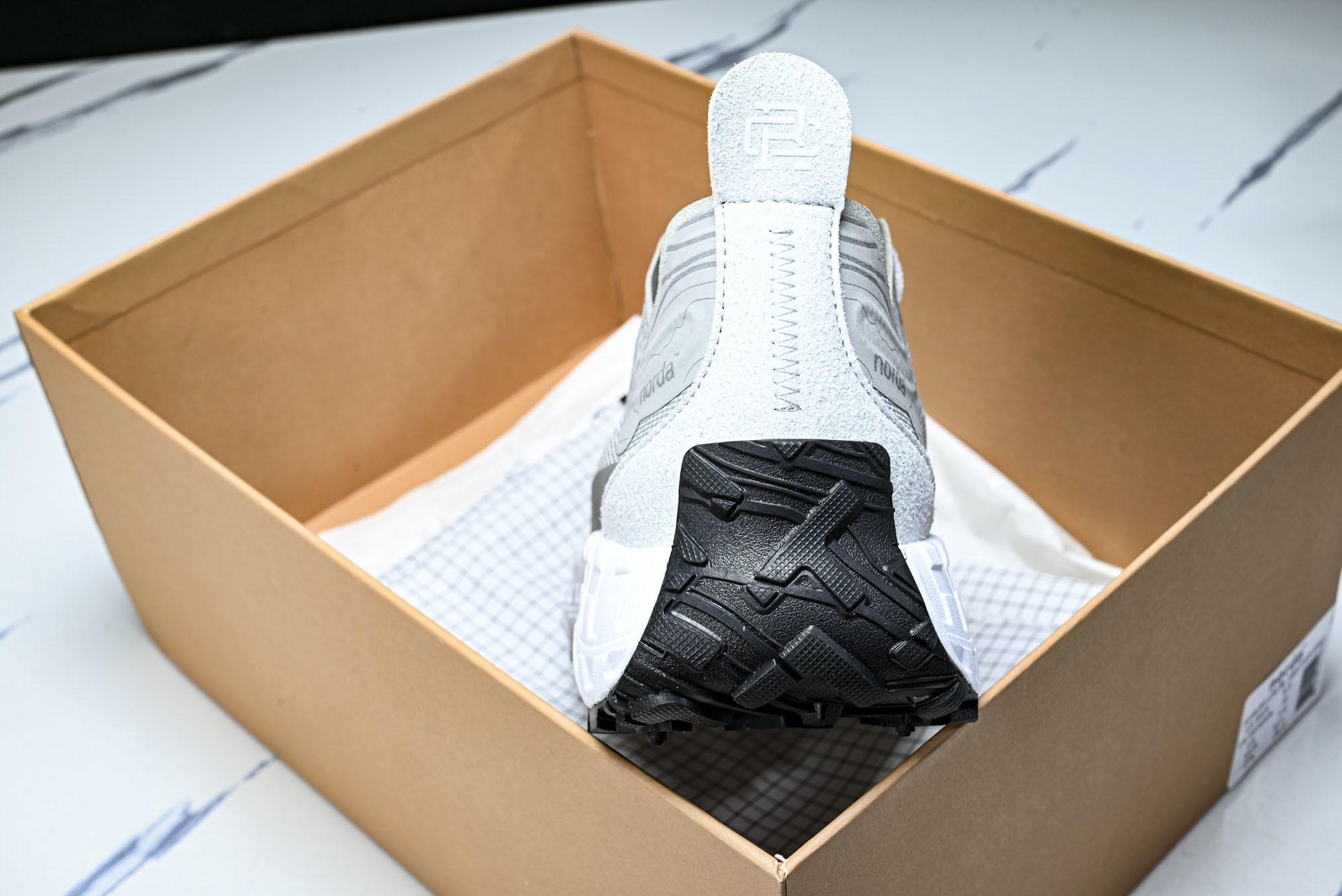 Norda 001 Sneaker in Stealth Black 男子灰黑色 全地形 越野 户外登山