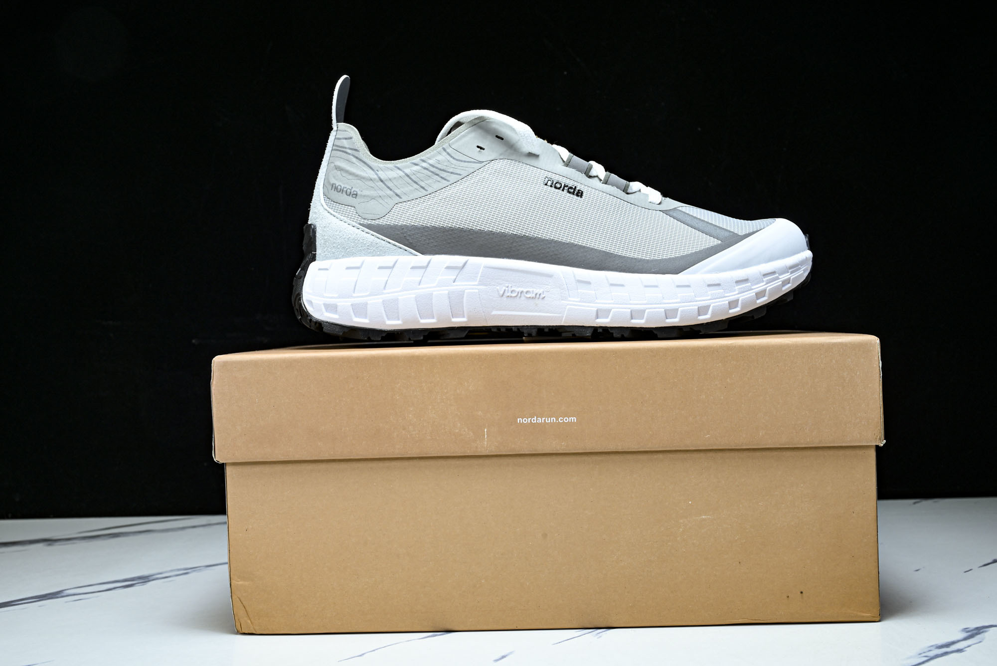 Norda 001 Sneaker in Stealth Black 男子灰黑色 全地形 越野 户外登山