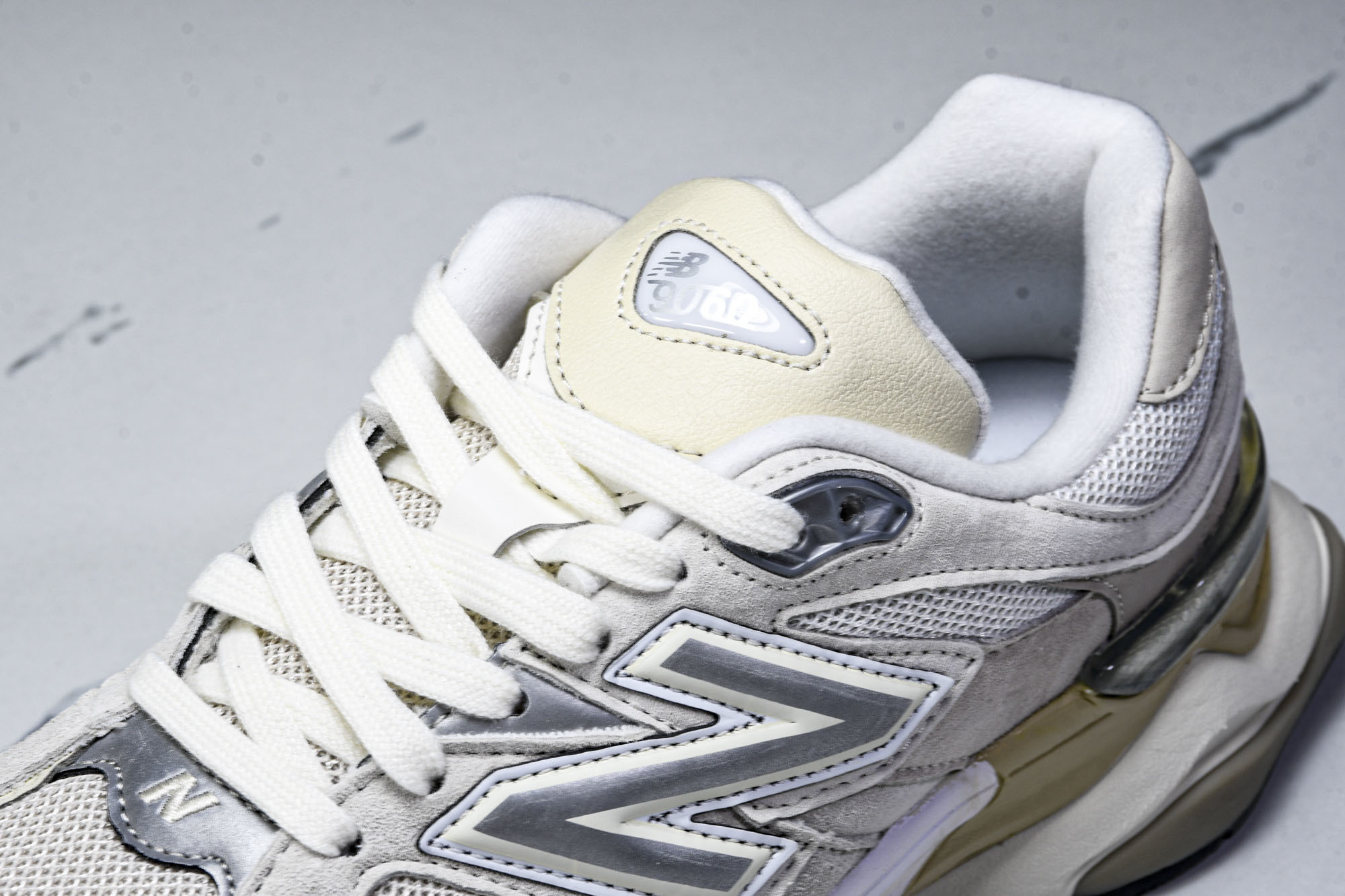 New Balance NB 9060米色  货号：U9060WHT #YZ010#鞋款灵感源自设计师本