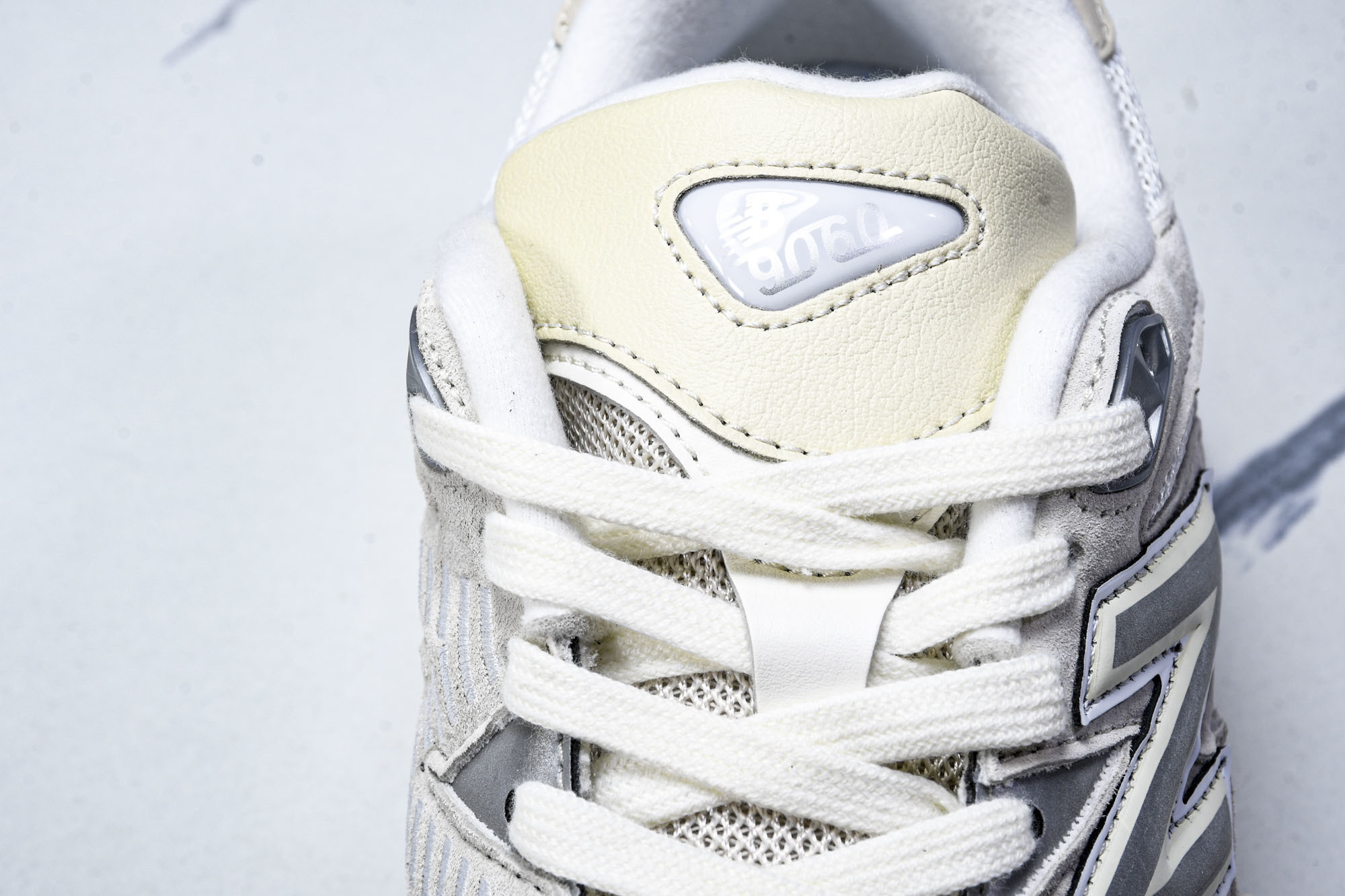 New Balance NB 9060米色  货号：U9060WHT #YZ010#鞋款灵感源自设计师本