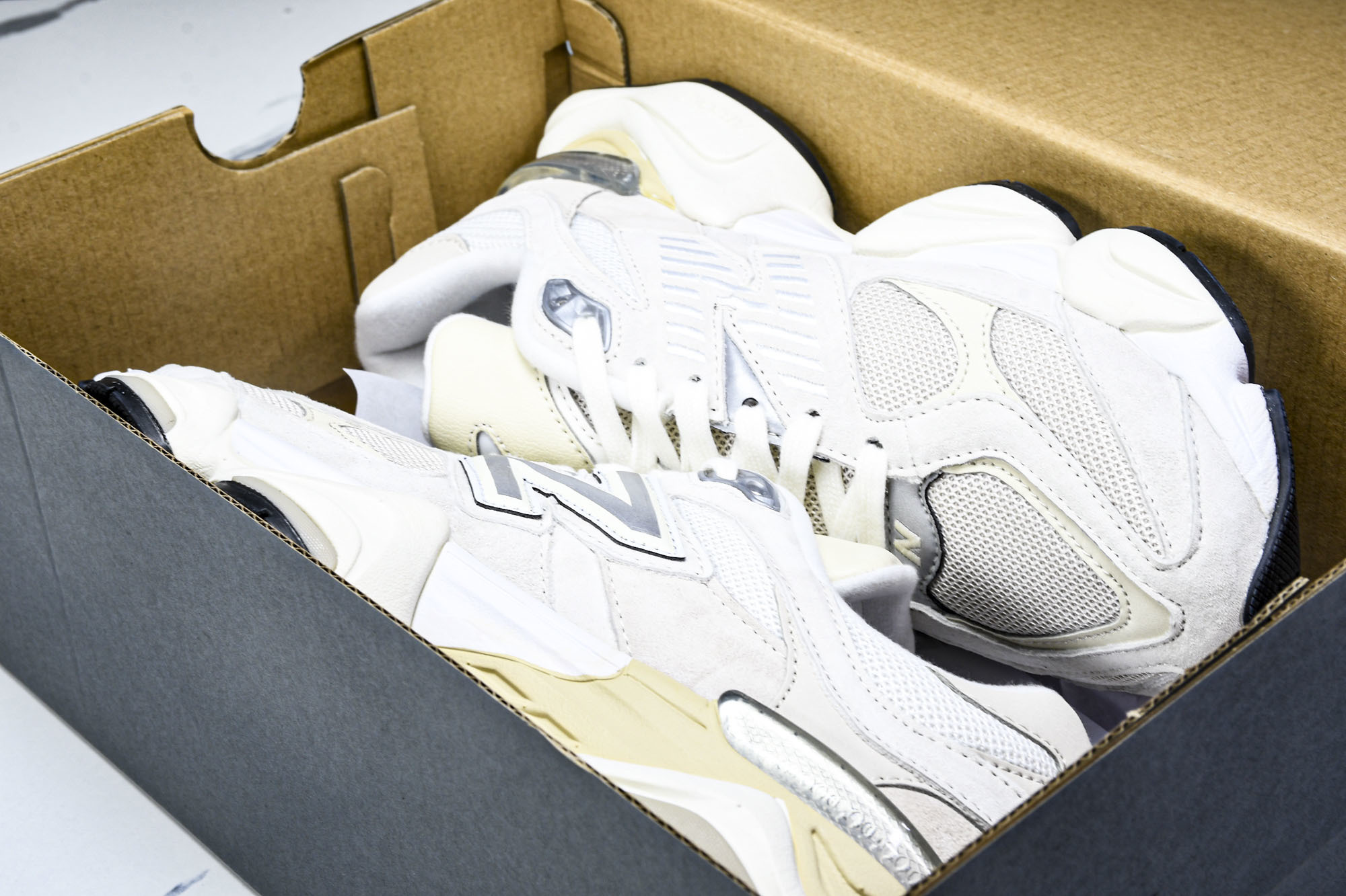 New Balance NB 9060米色  货号：U9060WHT #YZ010#鞋款灵感源自设计师本