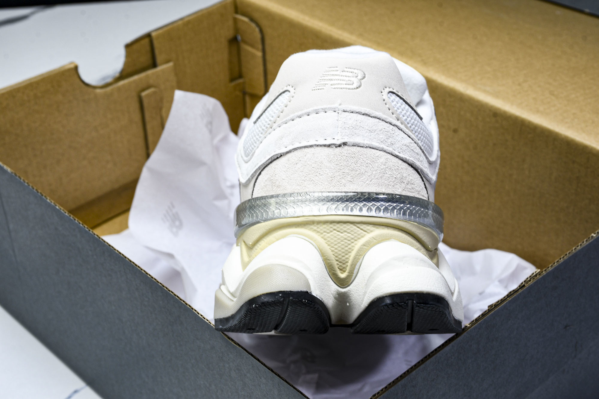 New Balance NB 9060米色  货号：U9060WHT #YZ010#鞋款灵感源自设计师本