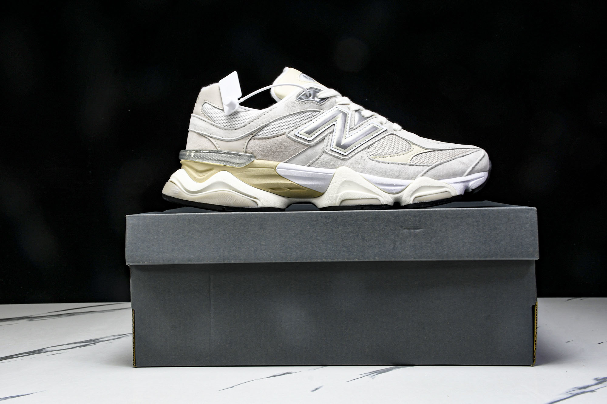 New Balance NB 9060米色  货号：U9060WHT #YZ010#鞋款灵感源自设计师本