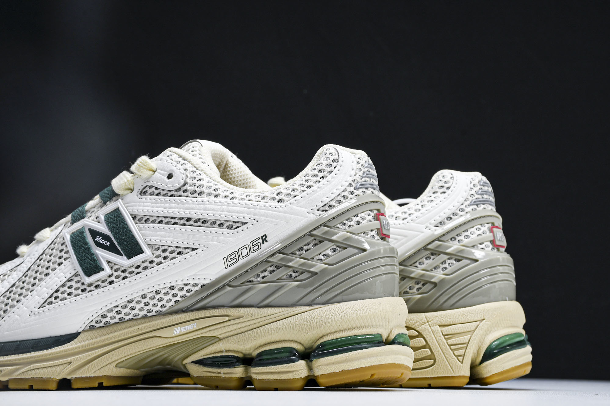 New Balance 1906系列复古老爹风休闲运动慢跑鞋 M1906RQ #YZ010#鞋款灵感源自