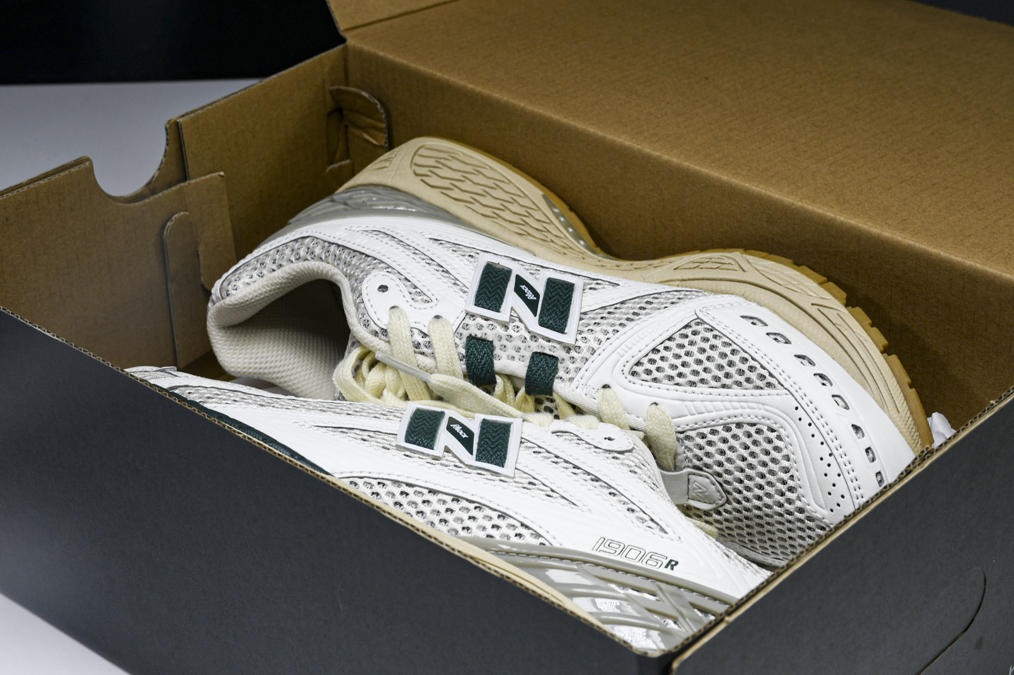 New Balance 1906系列复古老爹风休闲运动慢跑鞋 M1906RQ #YZ010#鞋款灵感源自