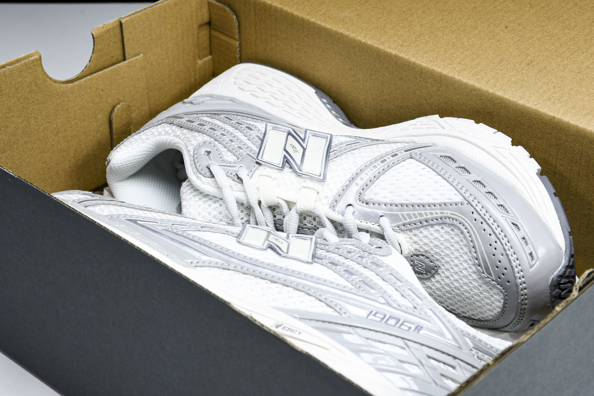 New Balance 1906系列复古老爹风休闲运动慢跑鞋 M1906RJM #YZ010#鞋款灵感源