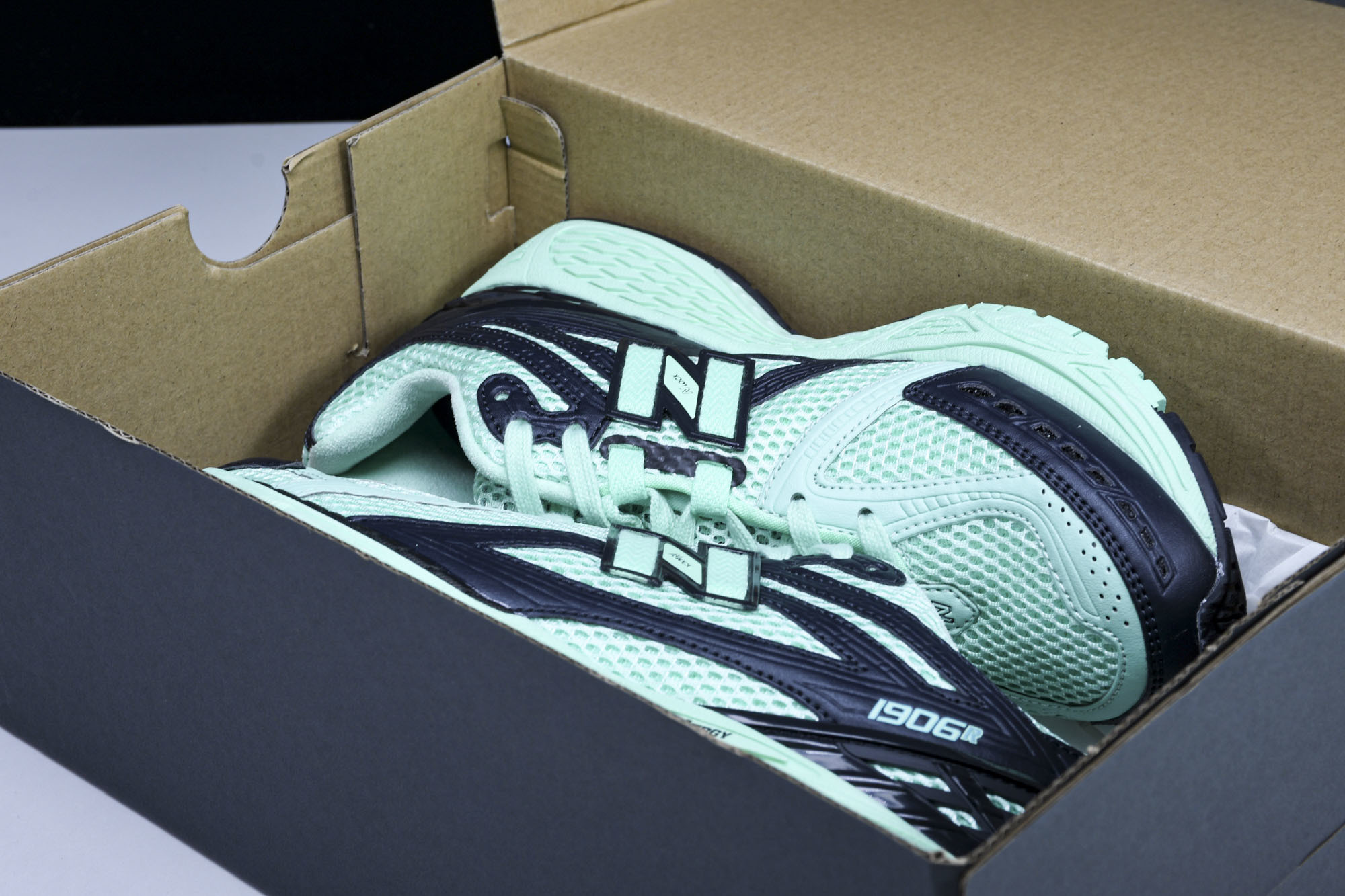 New Balance 1906系列复古老爹风休闲运动慢跑鞋 M1906RSB #YZ010#鞋款灵感源