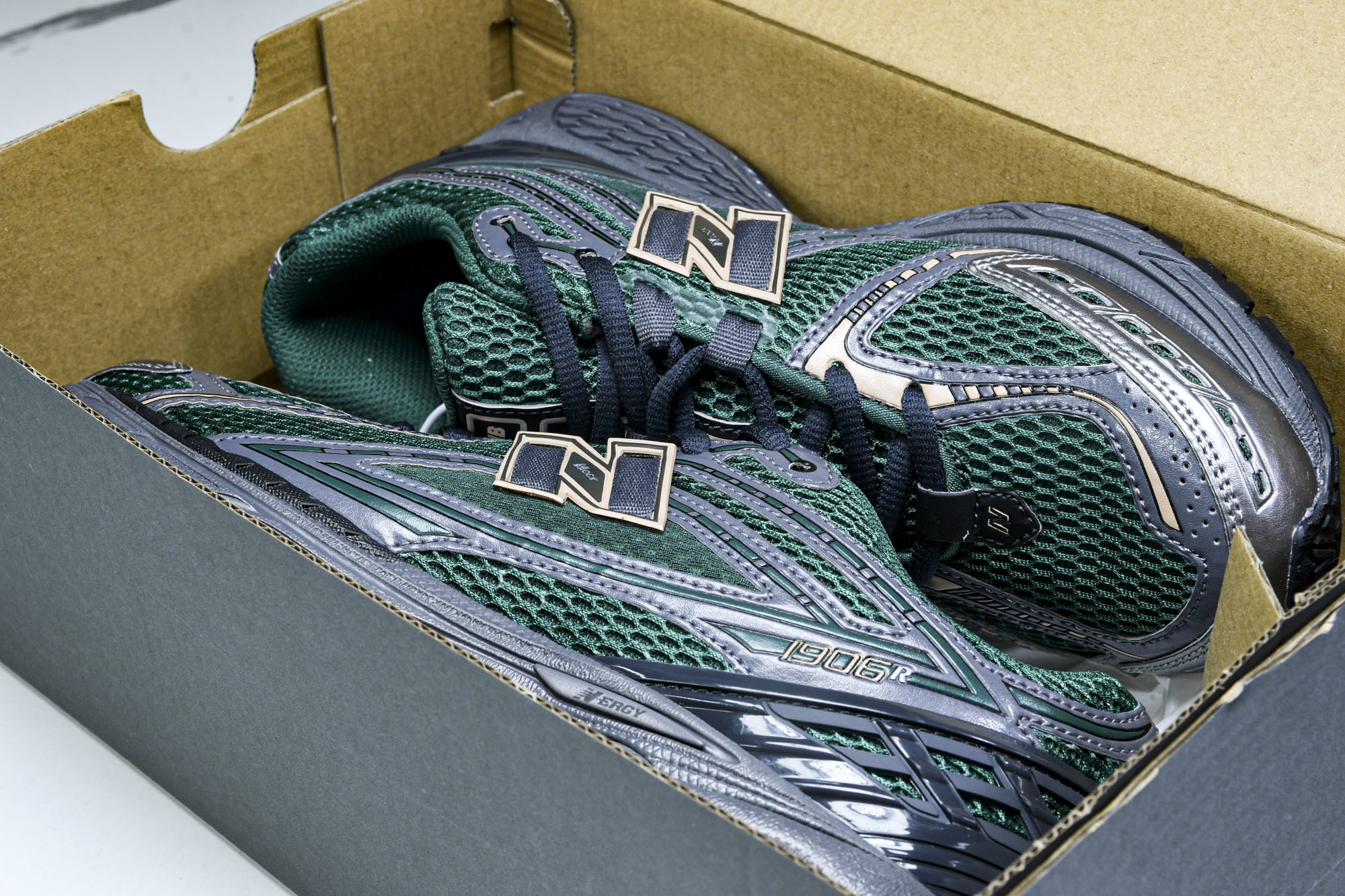 New Balance 1906系列复古老爹风休闲运动慢跑鞋 M1906RZM #YZ010#鞋款灵感源