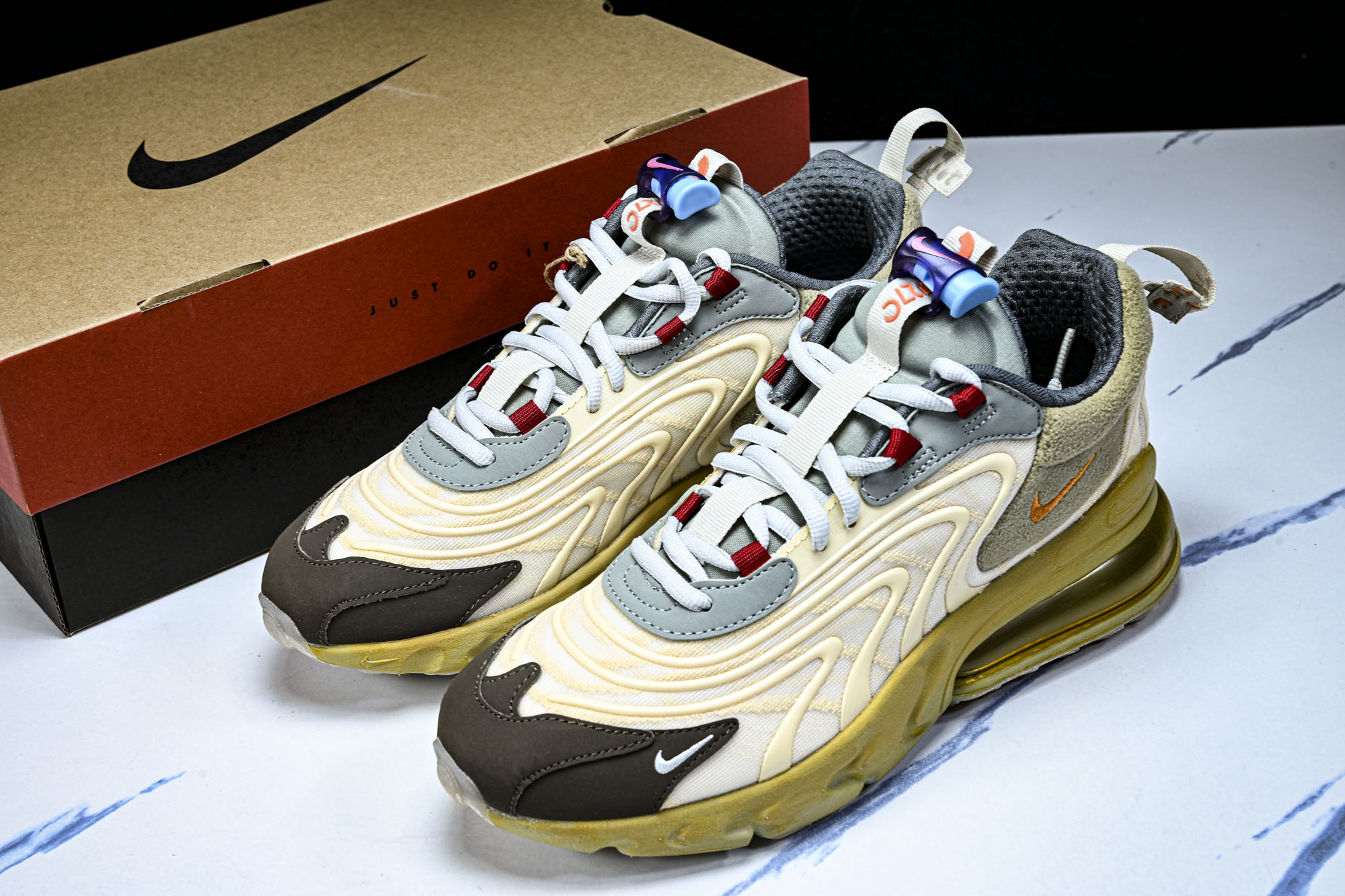 Travis Scott x Nk Air Max 270 React TS 联名款半掌气垫缓震跑步鞋 