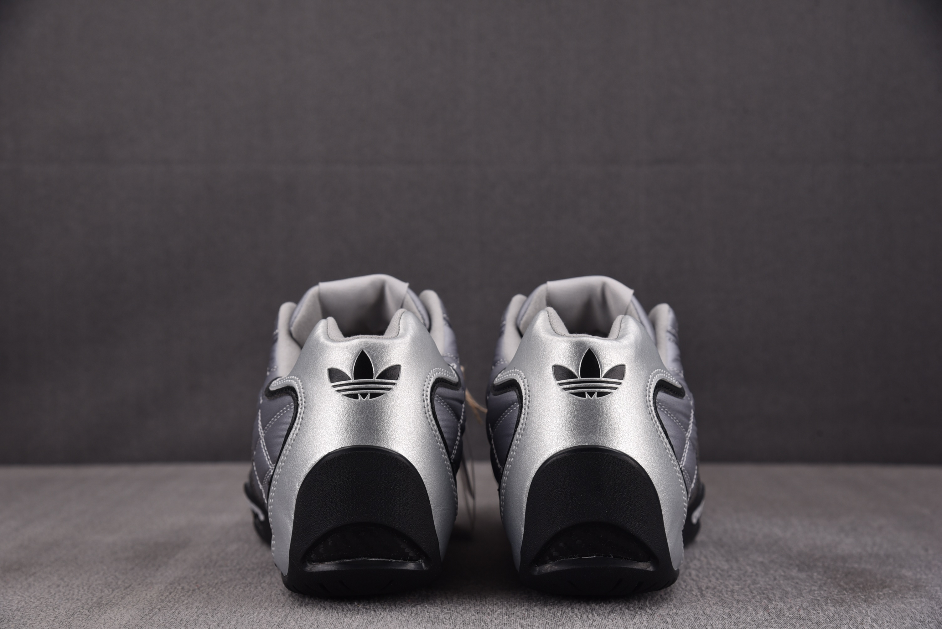 WMNS AD Adiracer Lo Silver Metallic 银灰 JS028436-45