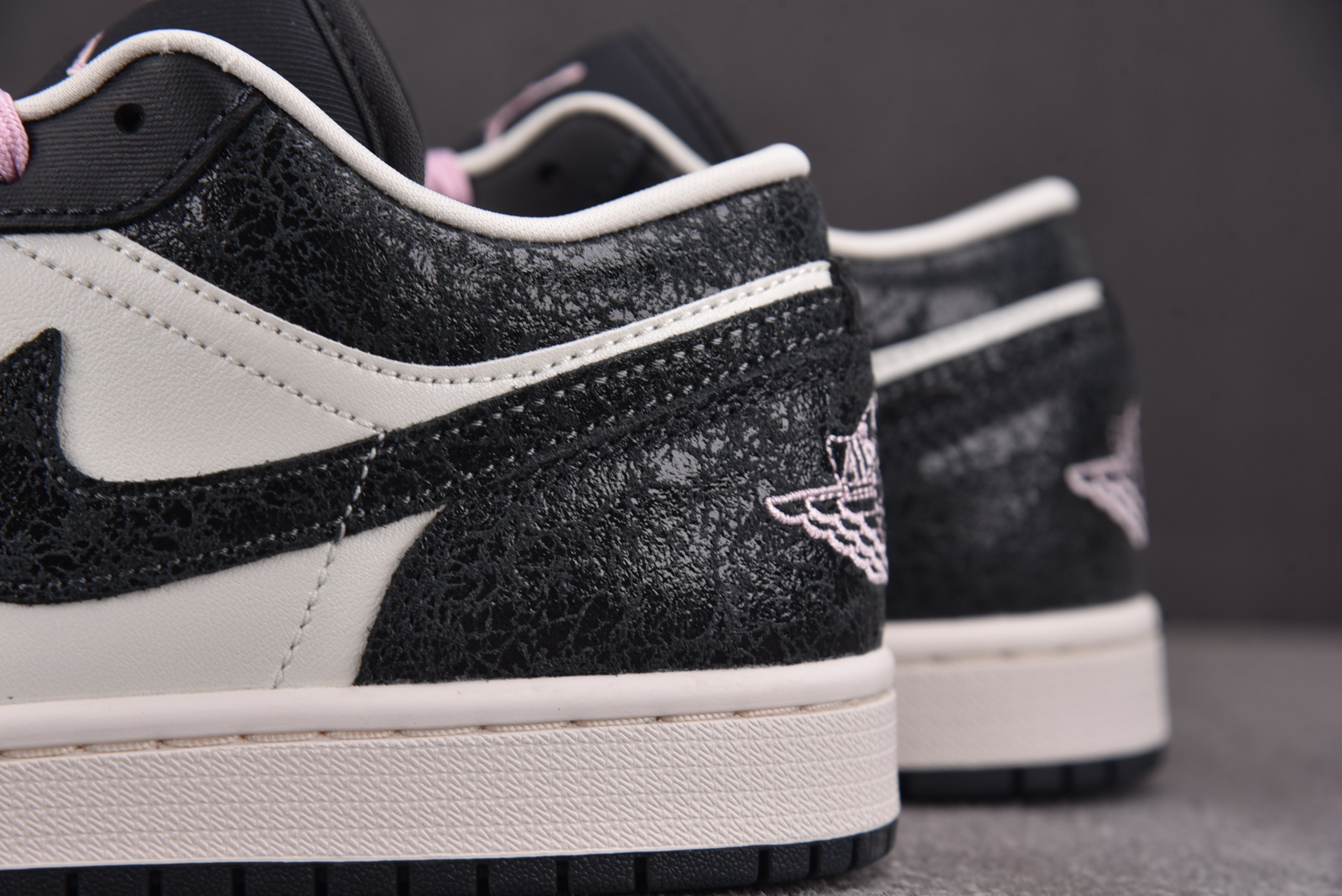 WMNS Air Jordan 1 Low SE Iced Carmine 白黑粉 II0595-001