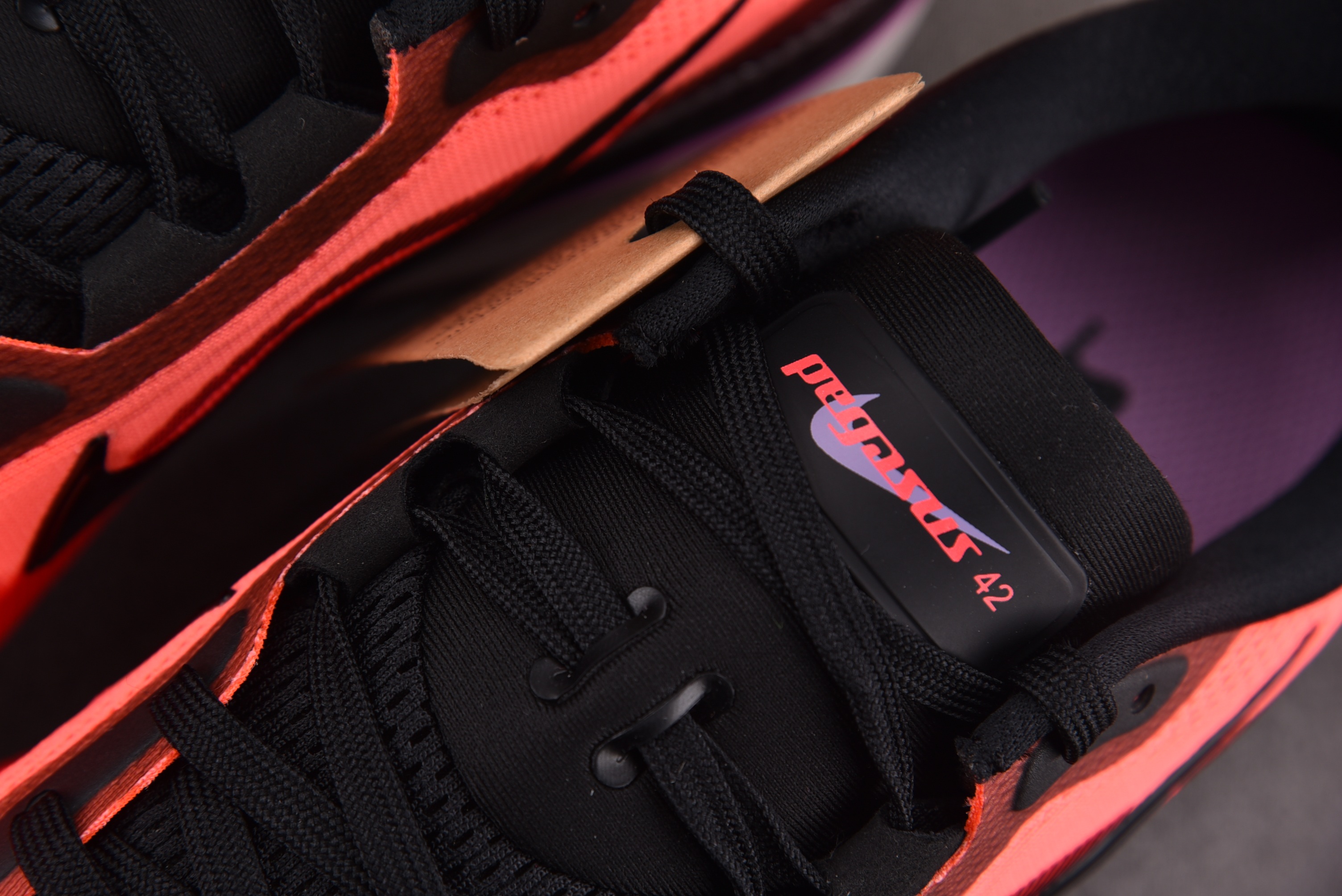 WMNS NK Air Zoom Pegasus 42 Lava Glow Flash Crimson 