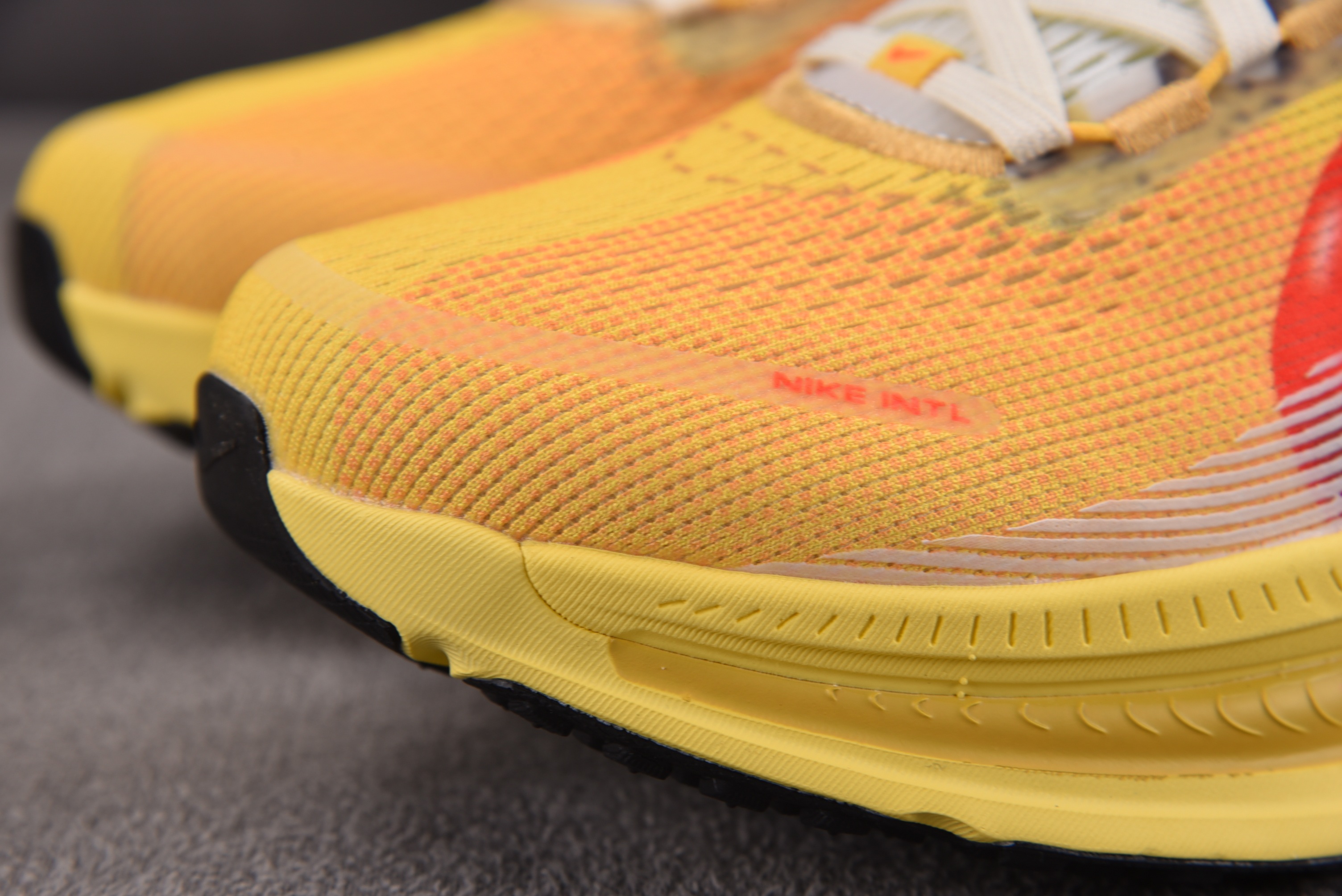 NK Air Zoom Vomero 18 SE Multi-Colour 黄橙 IH3576-999 