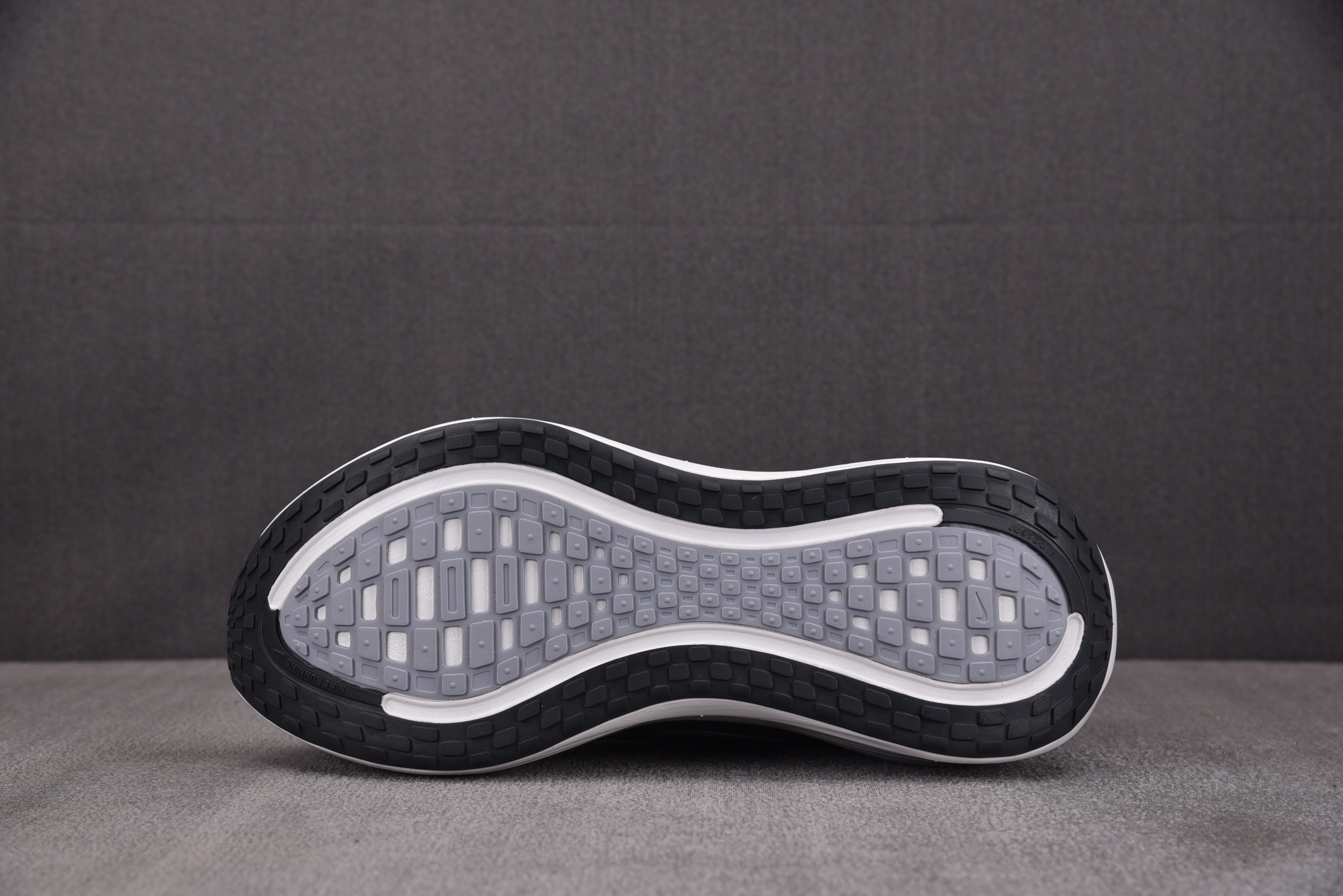NK Air Zoom Vomero Plus Anthracite White Wolf Grey 煤