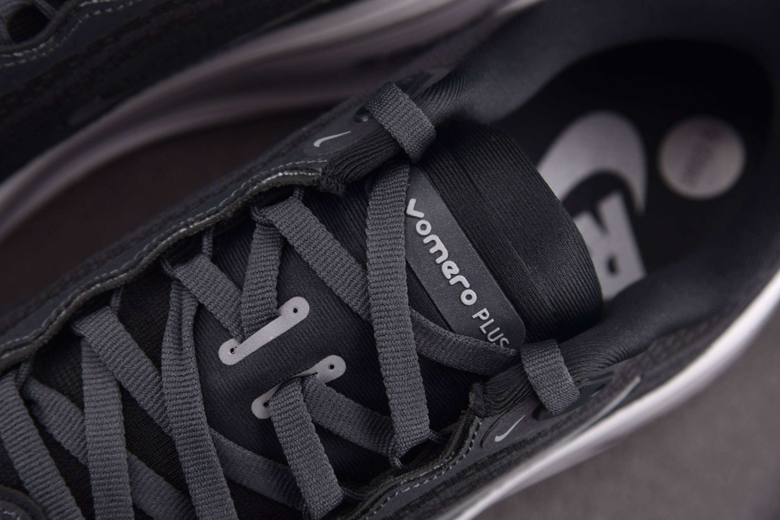 NK Air Zoom Vomero Plus Anthracite White Wolf Grey 煤