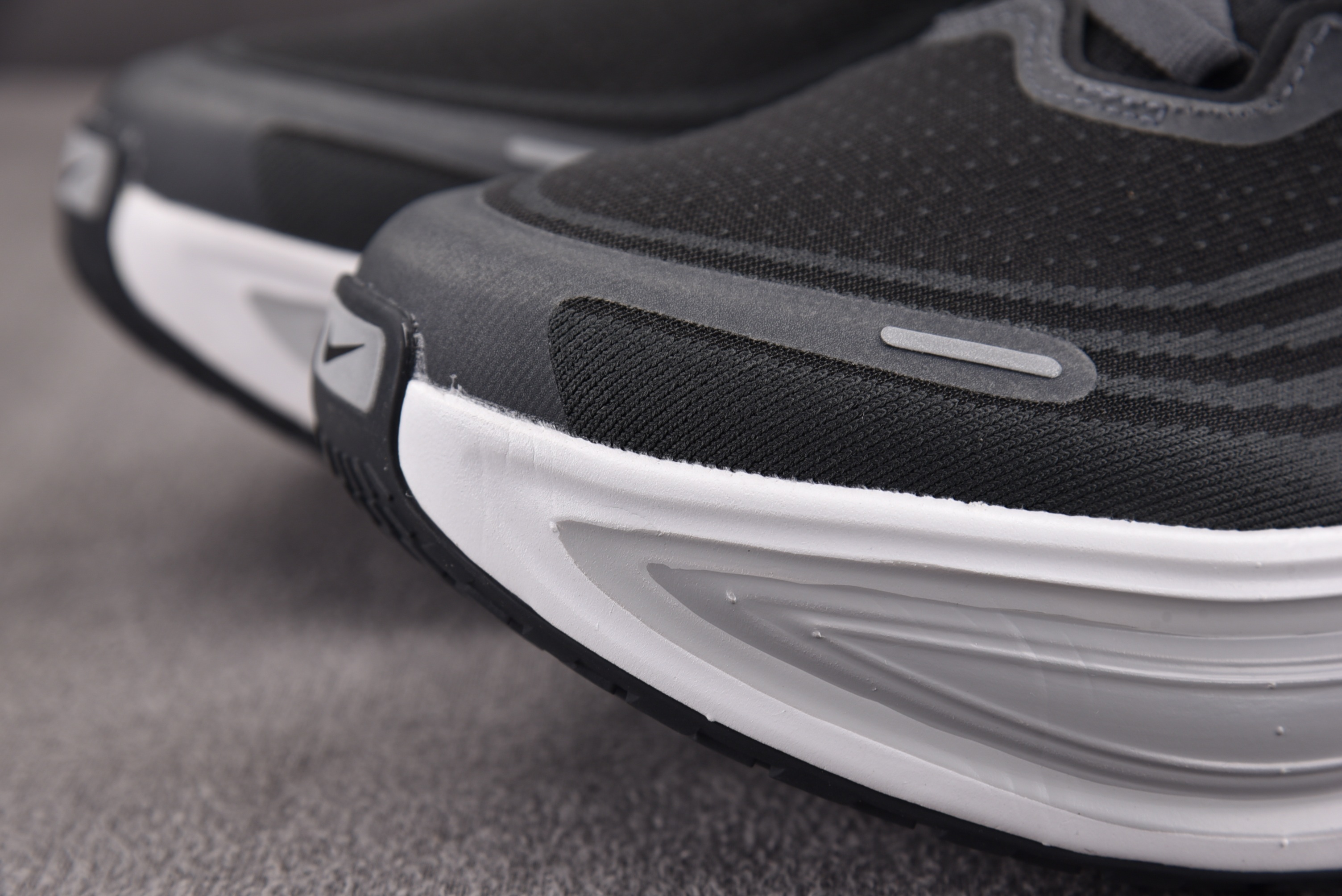 NK Air Zoom Vomero Plus Anthracite White Wolf Grey 煤
