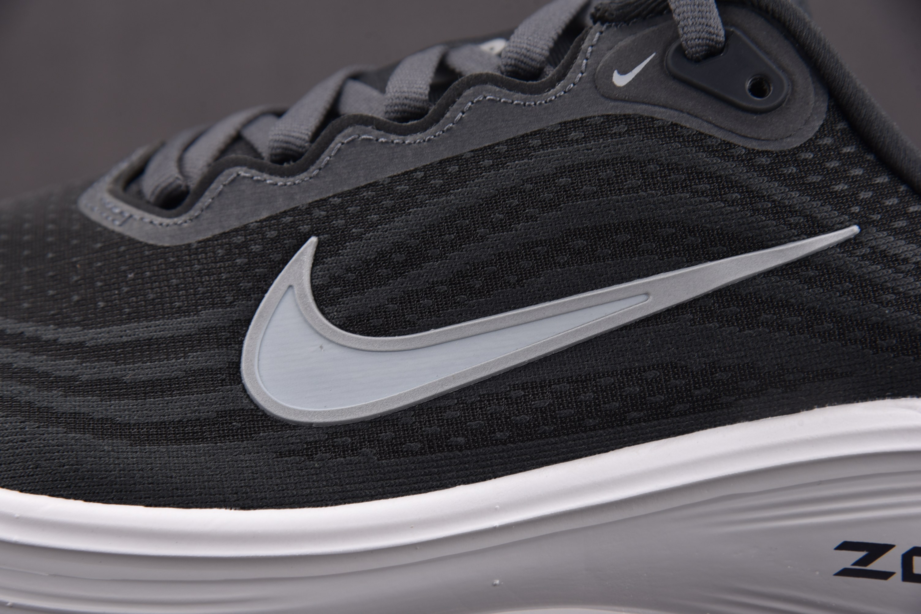 NK Air Zoom Vomero Plus Anthracite White Wolf Grey 煤