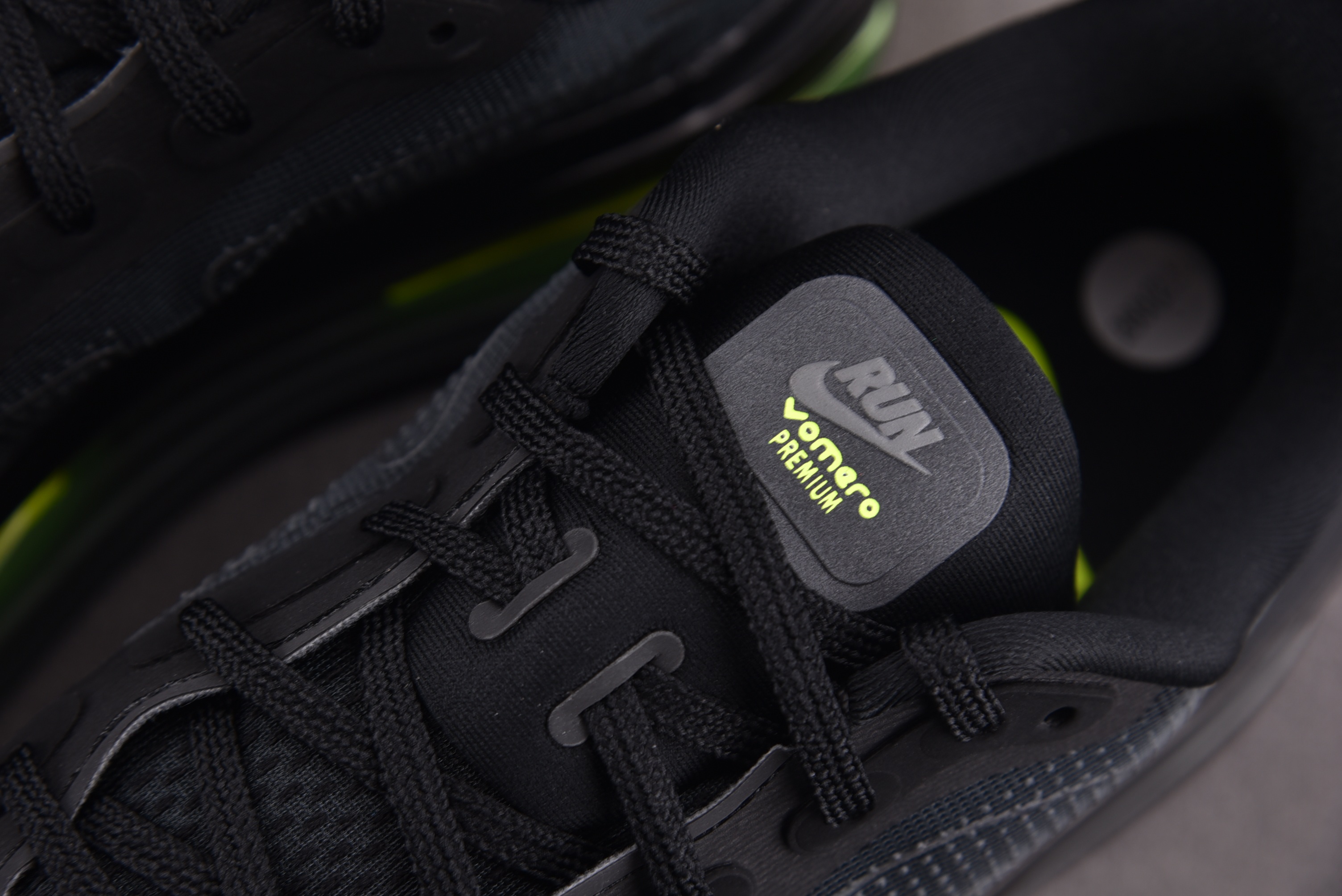 NK Air Zoom Vomero Premium Black Volt 黑色 HQ2050-001 