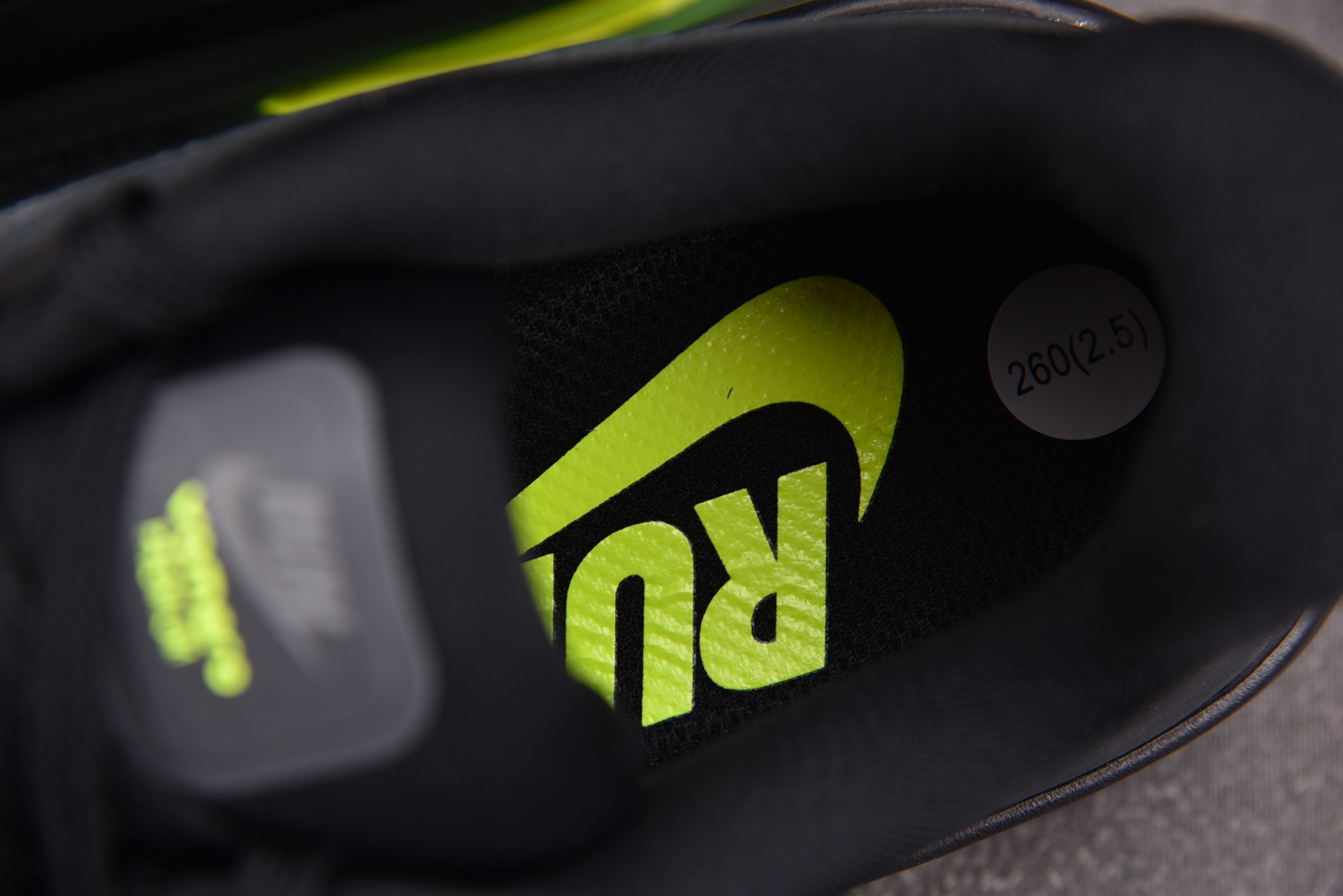 NK Air Zoom Vomero Premium Black Volt 黑色 HQ2050-001 