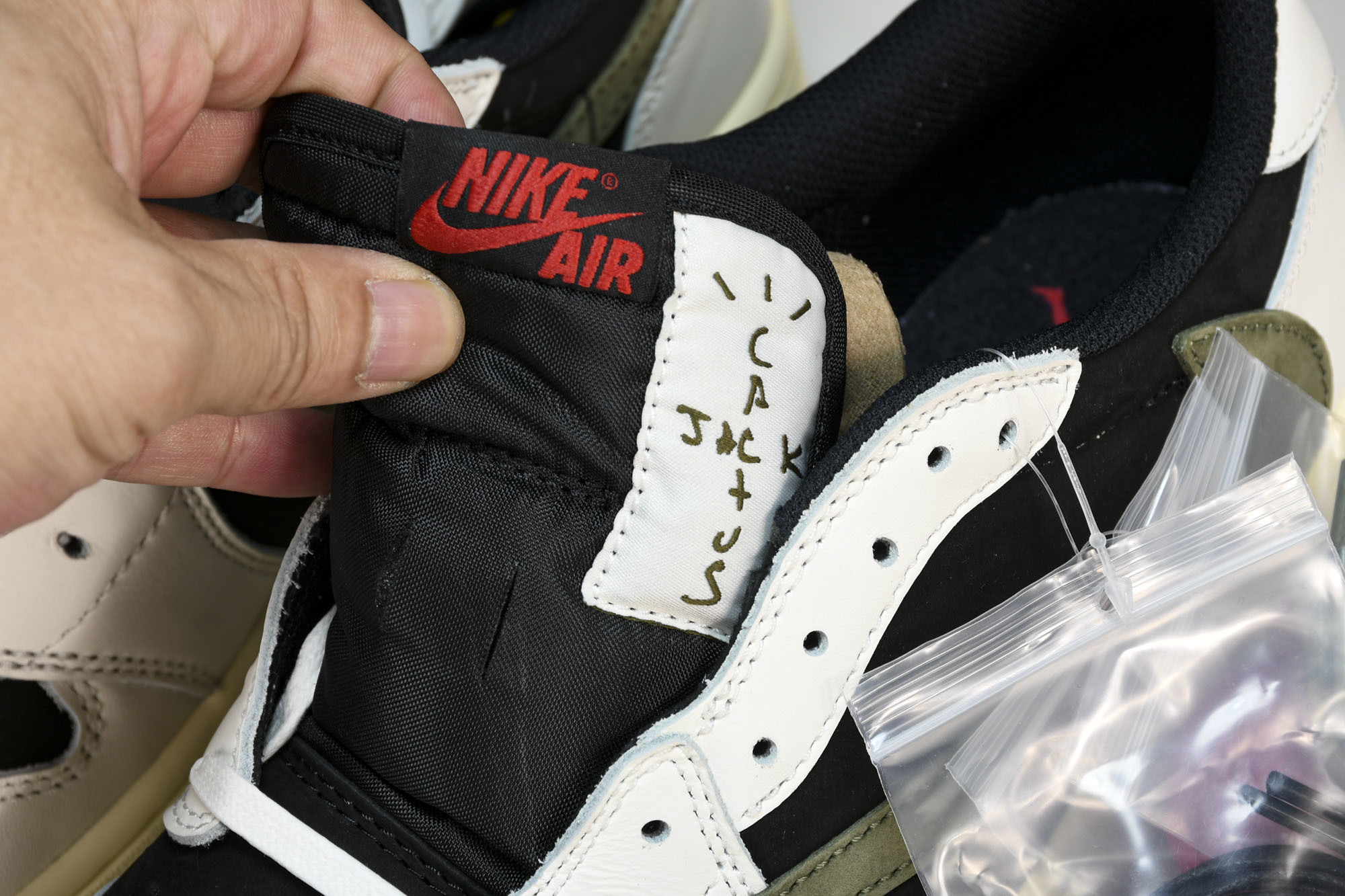 Travis Scott x Air Jordan 1 Low OG WMNS“Olive”橄榄绿 倒钩