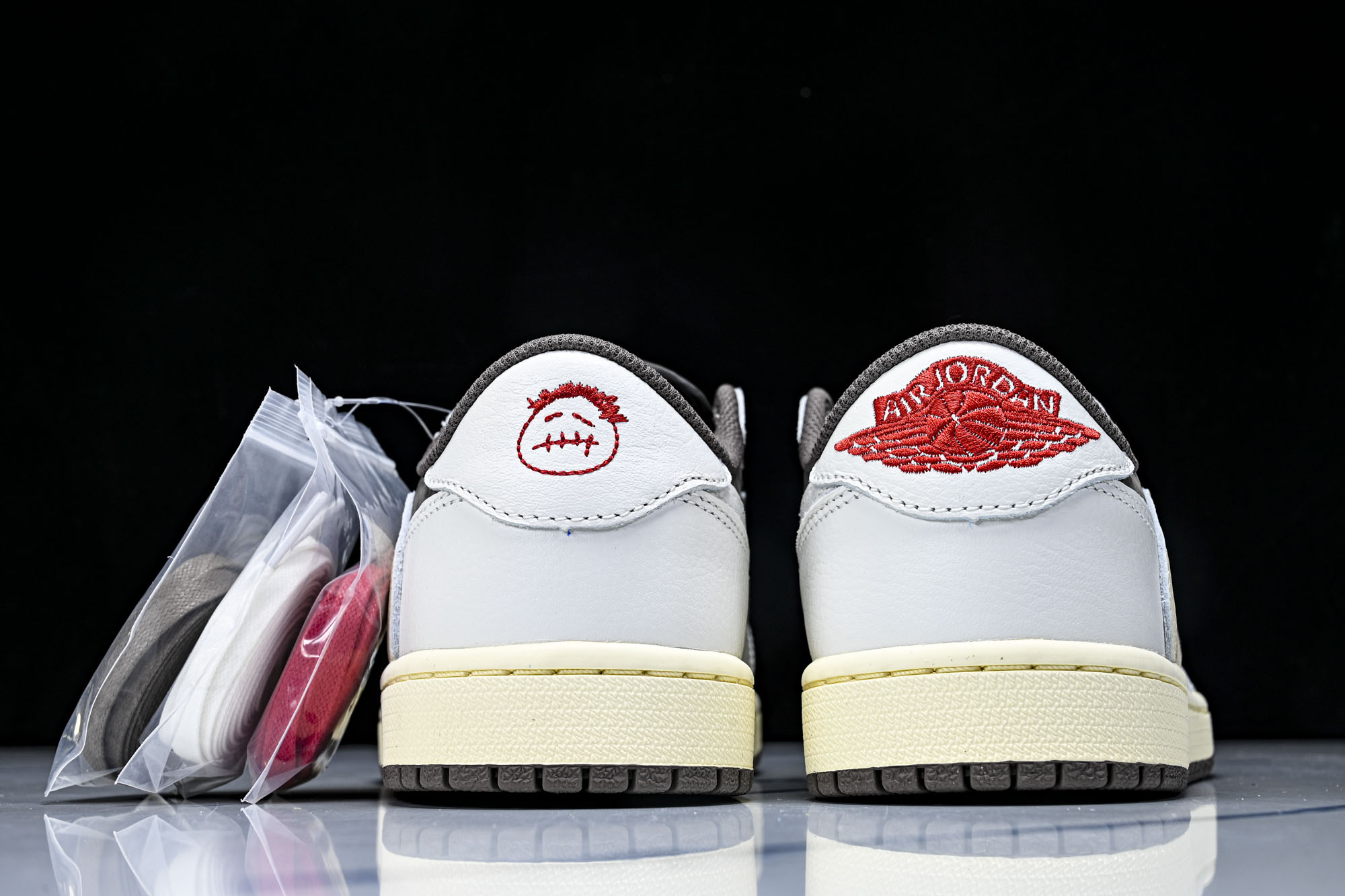 Travis Scott x Air Jordan 1 Reverse Mocha 倒钩摩卡棕白低帮 D
