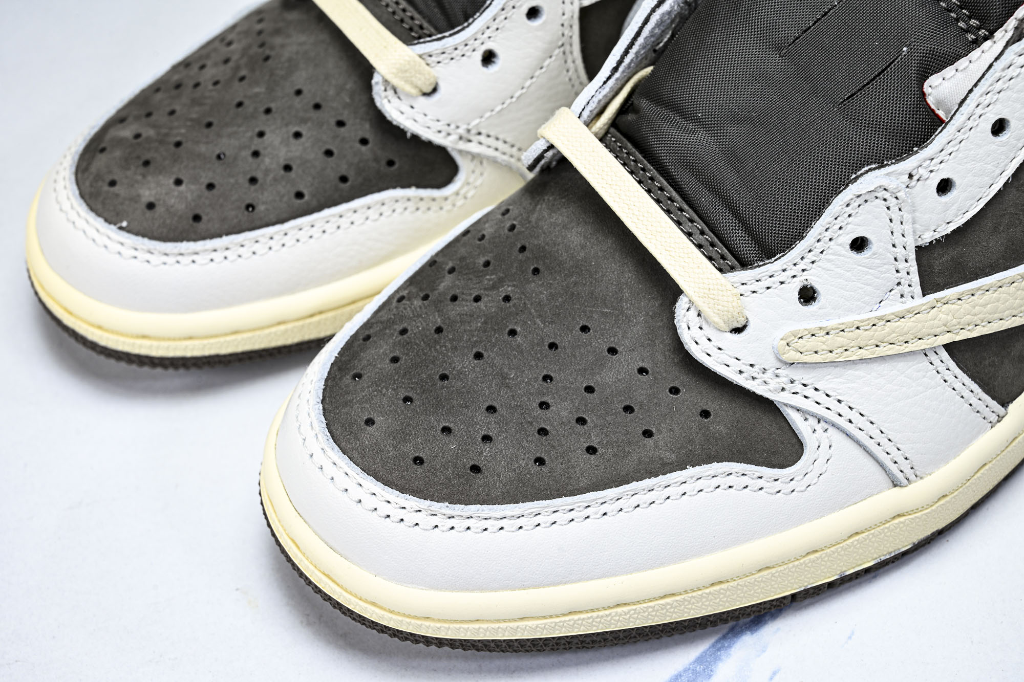 Travis Scott x Air Jordan 1 Reverse Mocha 倒钩摩卡棕白低帮 D