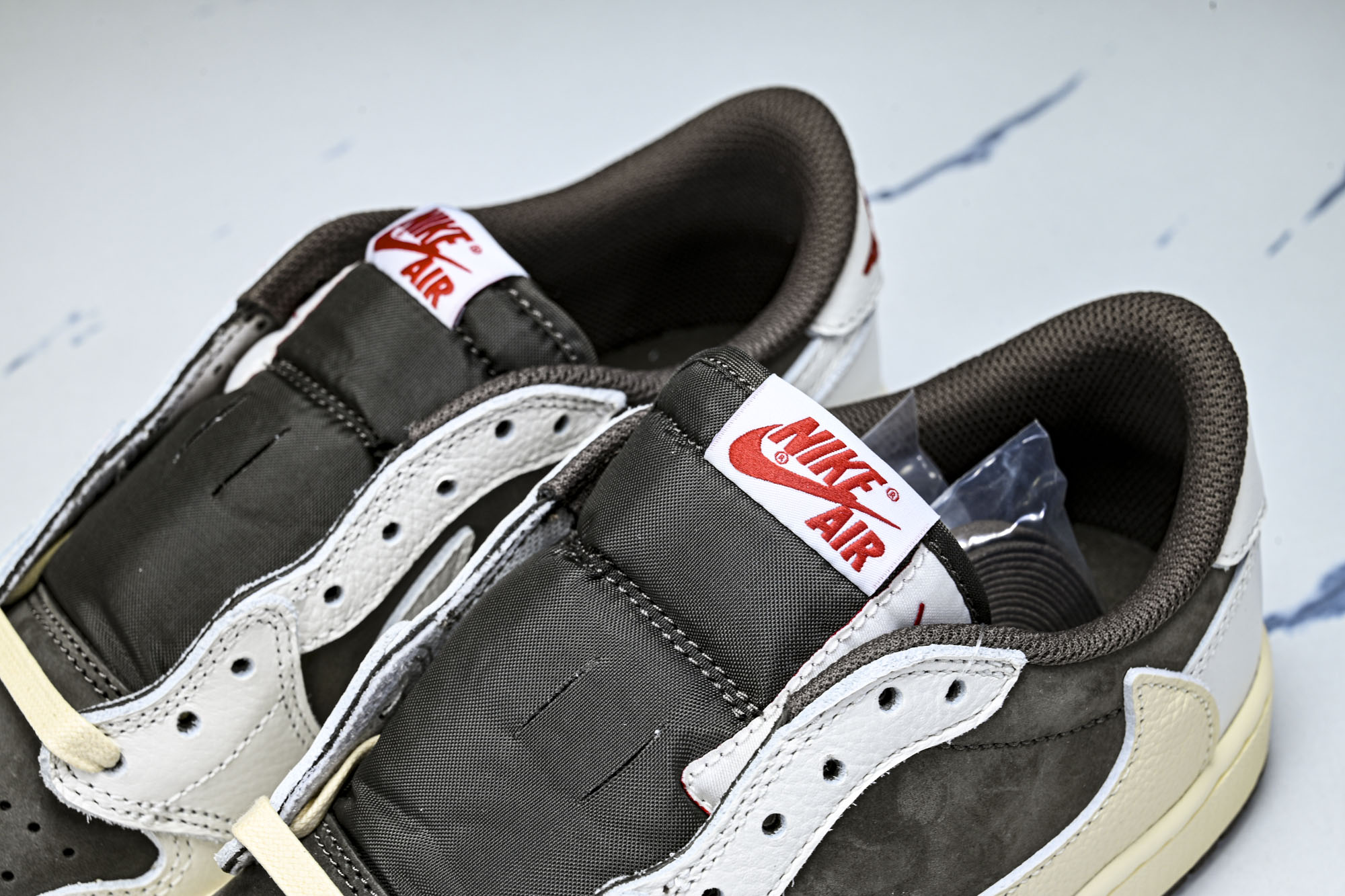Travis Scott x Air Jordan 1 Reverse Mocha 倒钩摩卡棕白低帮 D