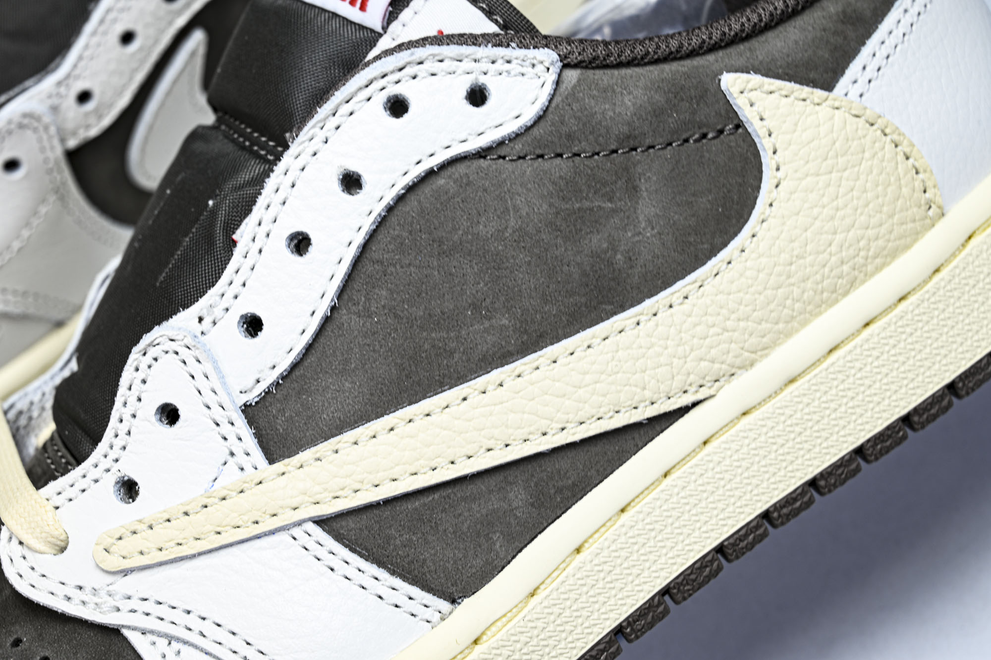 Travis Scott x Air Jordan 1 Reverse Mocha 倒钩摩卡棕白低帮 D