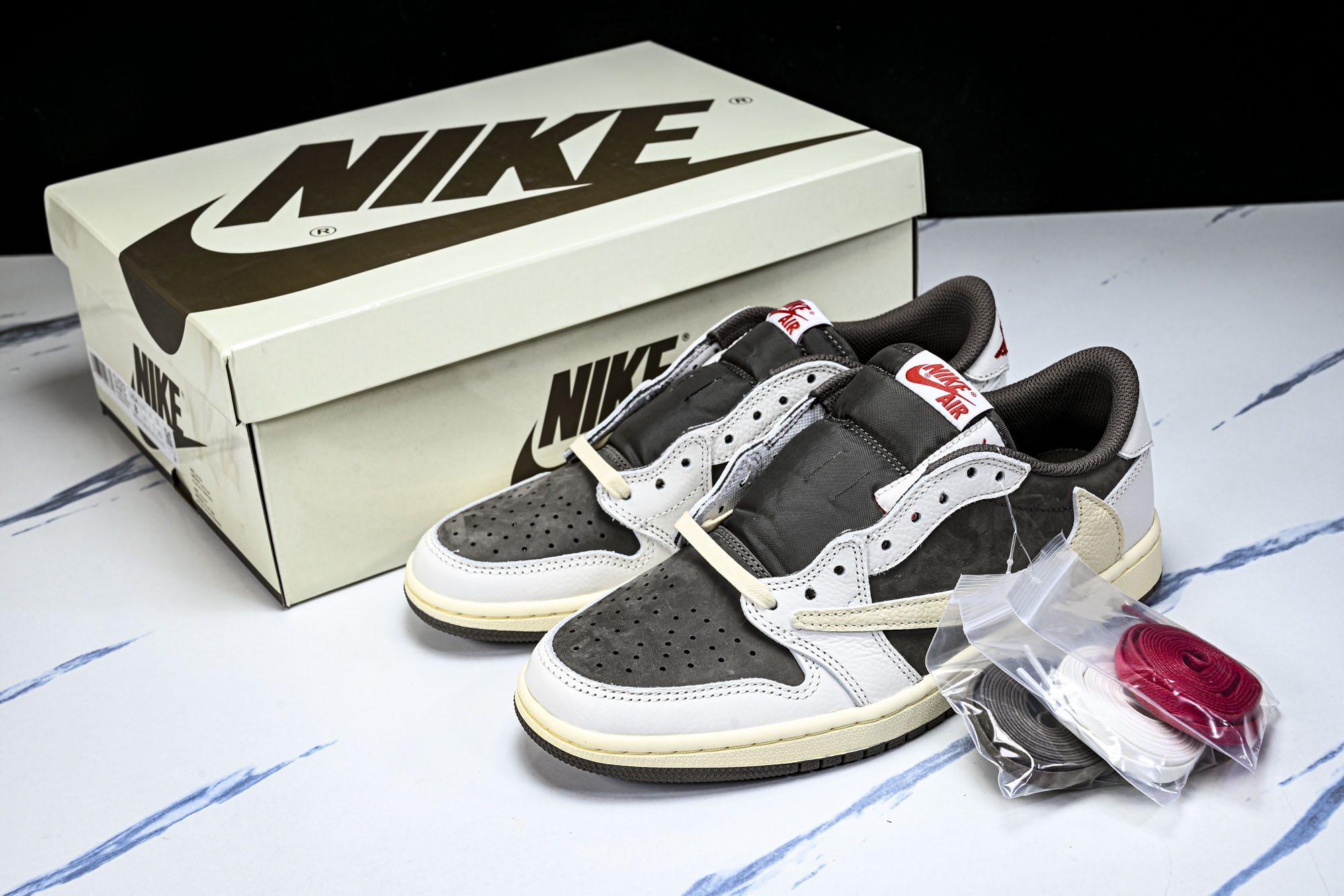 Travis Scott x Air Jordan 1 Reverse Mocha 倒钩摩卡棕白低帮 D