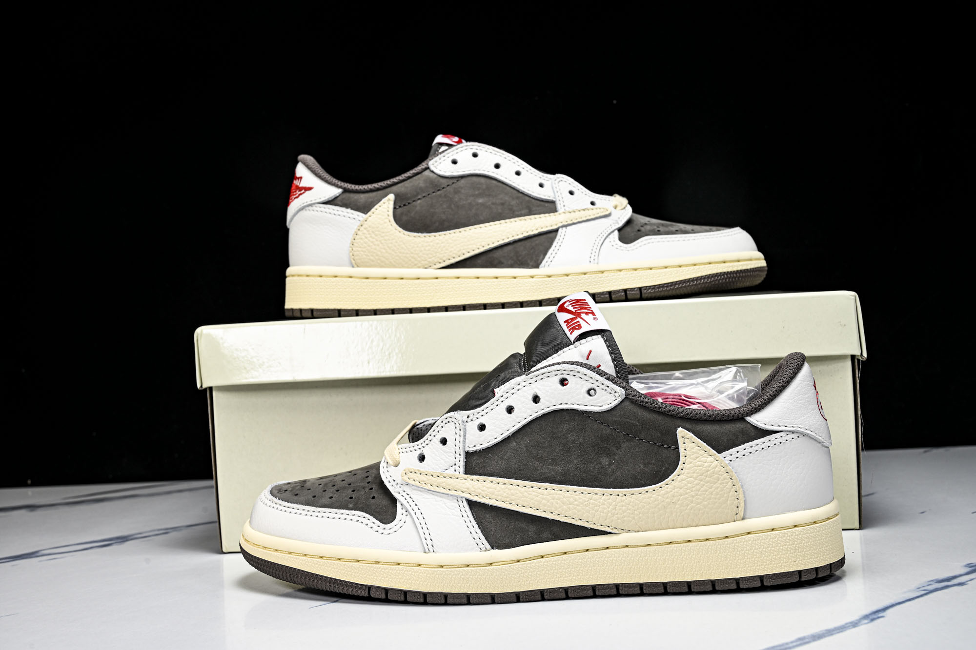 Travis Scott x Air Jordan 1 Reverse Mocha 倒钩摩卡棕白低帮 D