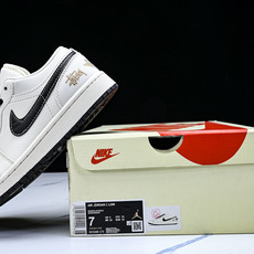 Air Jordan 1 Low AJ1 乔1 斯图西联名 拉丝黑勾 高端定制 低帮复古篮球鞋 XX31 Air Jordan 1 Low AJ1 乔1 斯图西联名 拉丝黑勾 高端定制 低帮复古篮球鞋 XX31