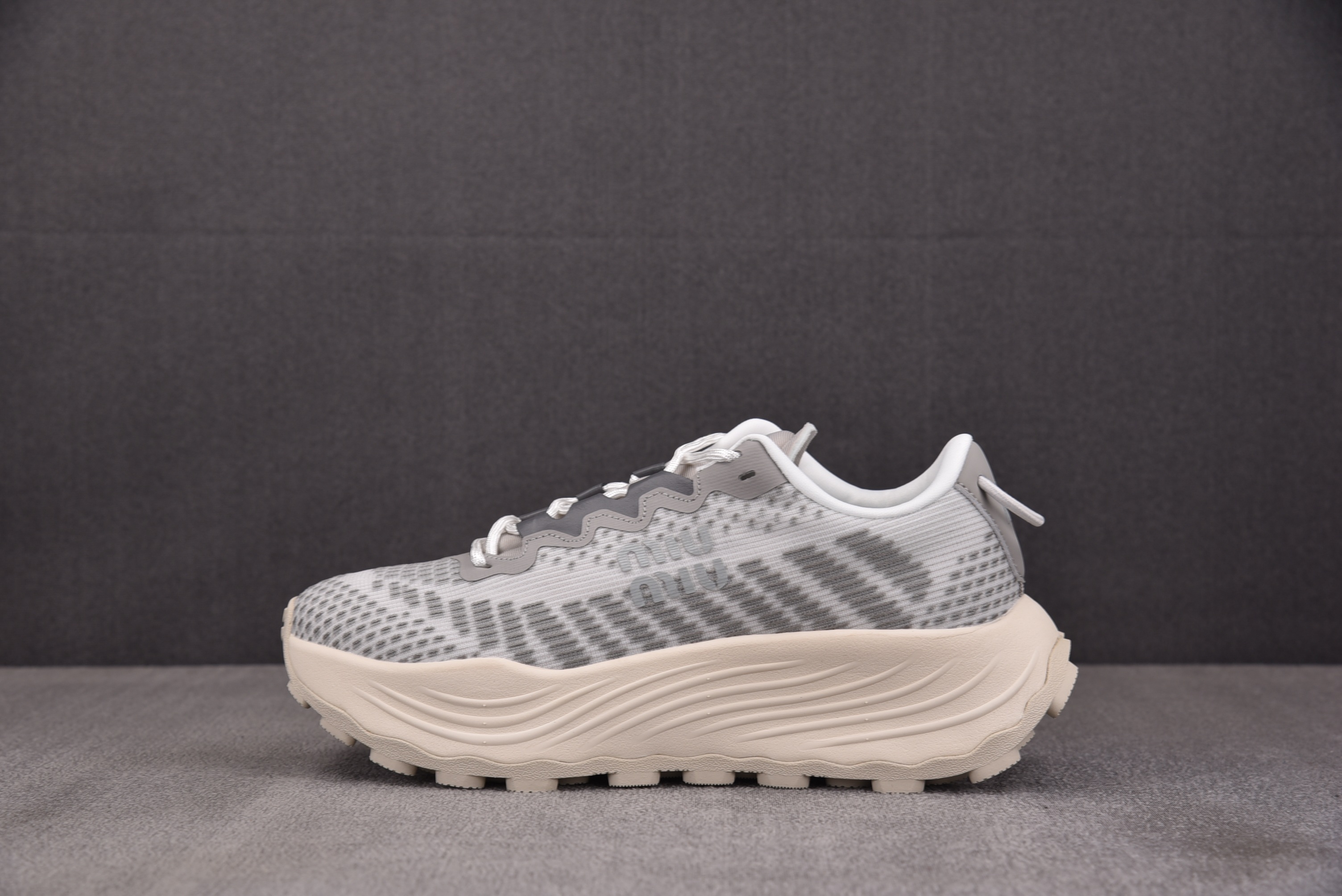 纯原Miu Miu Technical Fabric Sneakers 浅灰 YZ03936-40