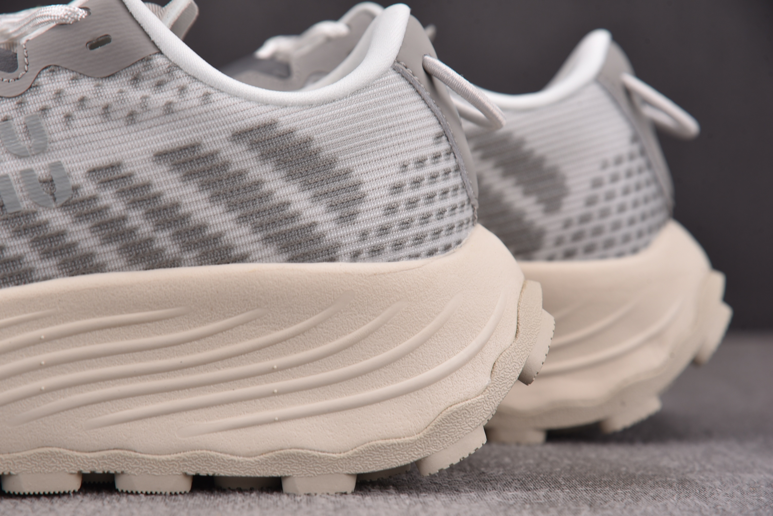 纯原Miu Miu Technical Fabric Sneakers 浅灰 YZ03936-40