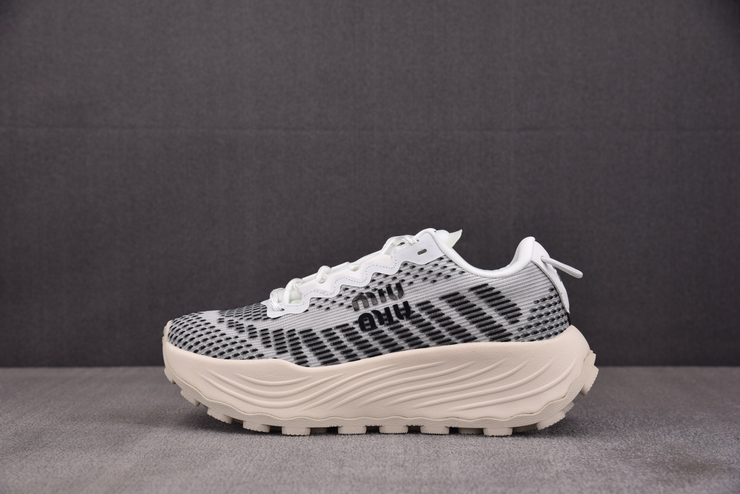 纯原Miu Miu Technical Fabric Sneakers 白黑 YZ03936-40