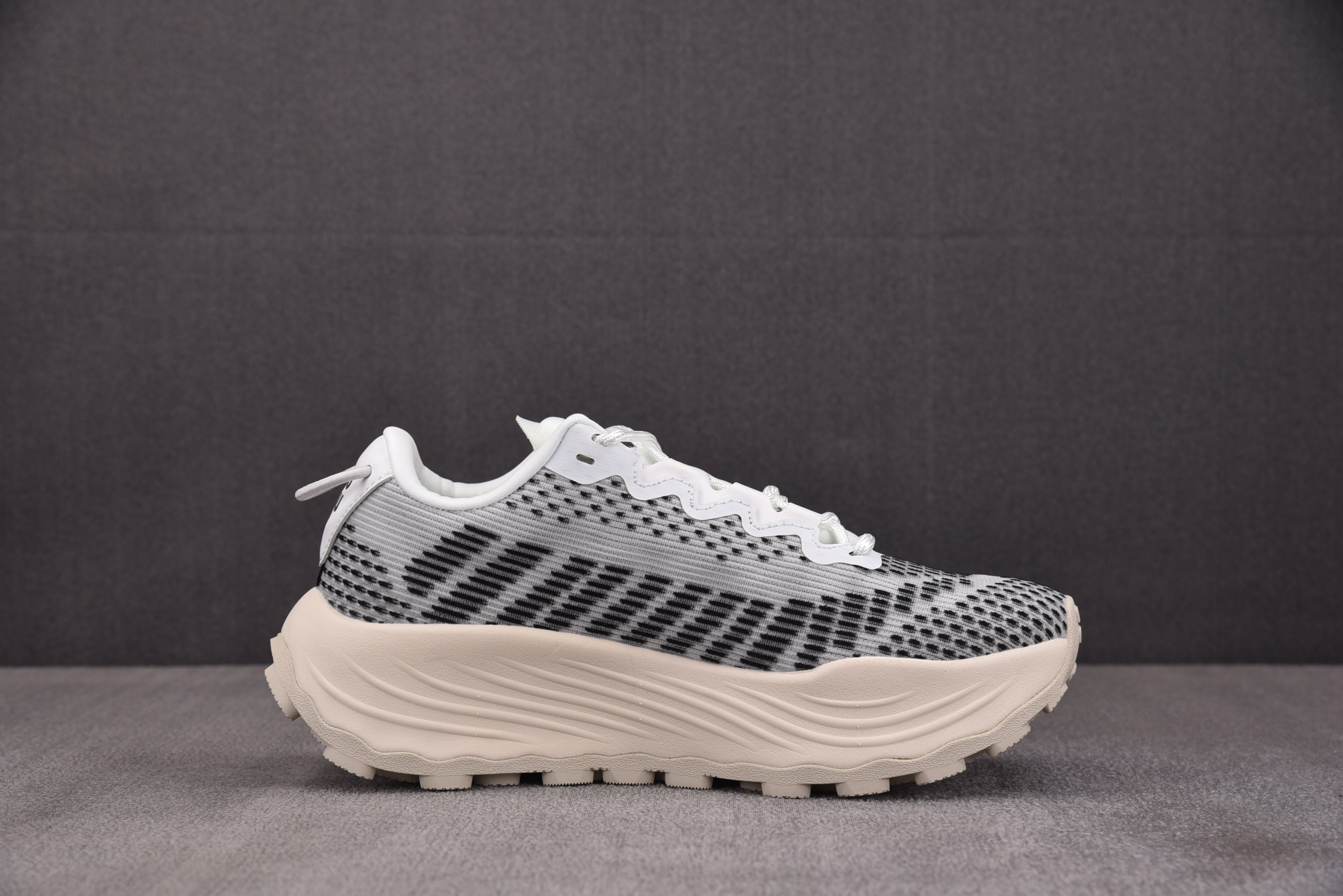纯原Miu Miu Technical Fabric Sneakers 白黑 YZ03936-40