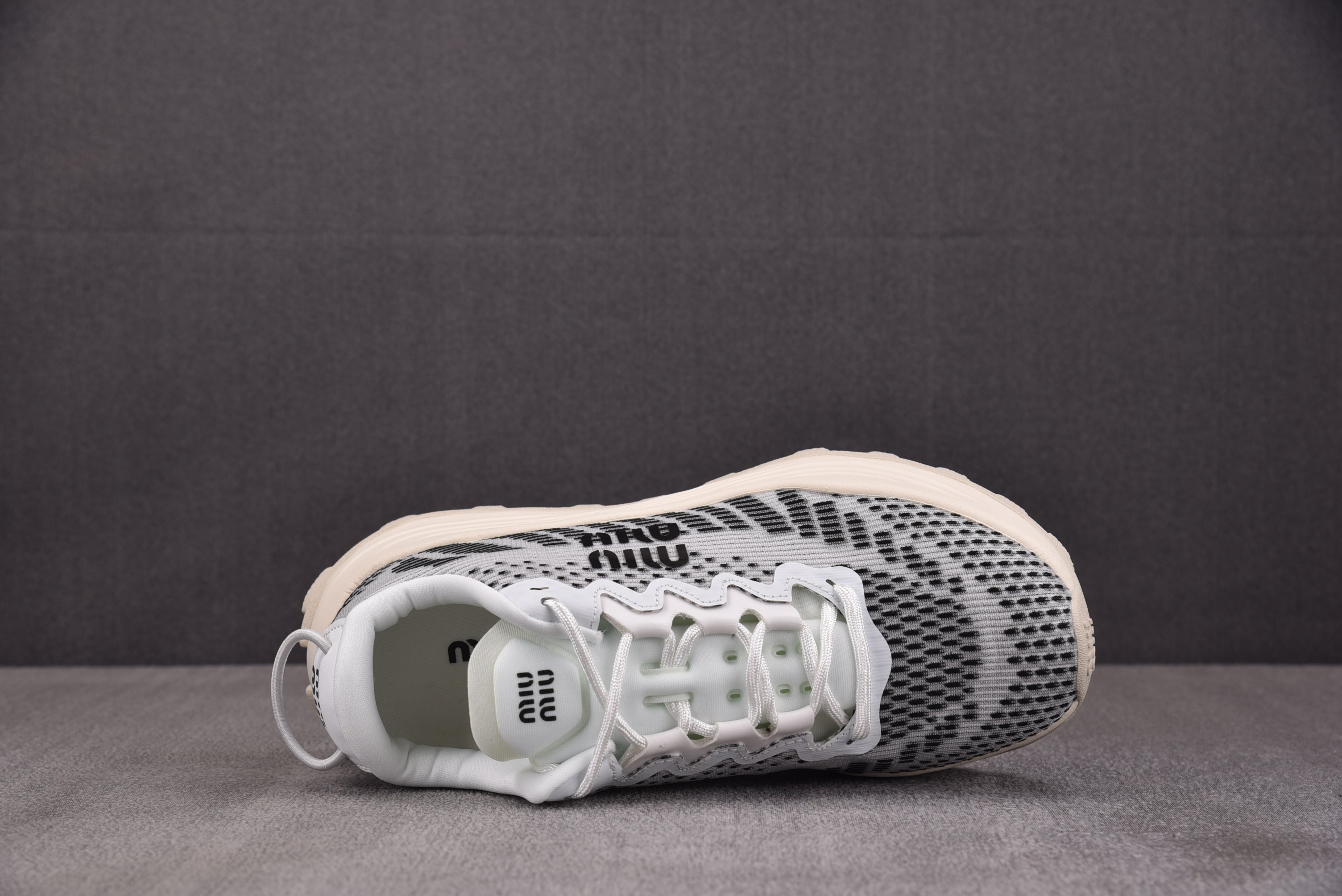纯原Miu Miu Technical Fabric Sneakers 白黑 YZ03936-40