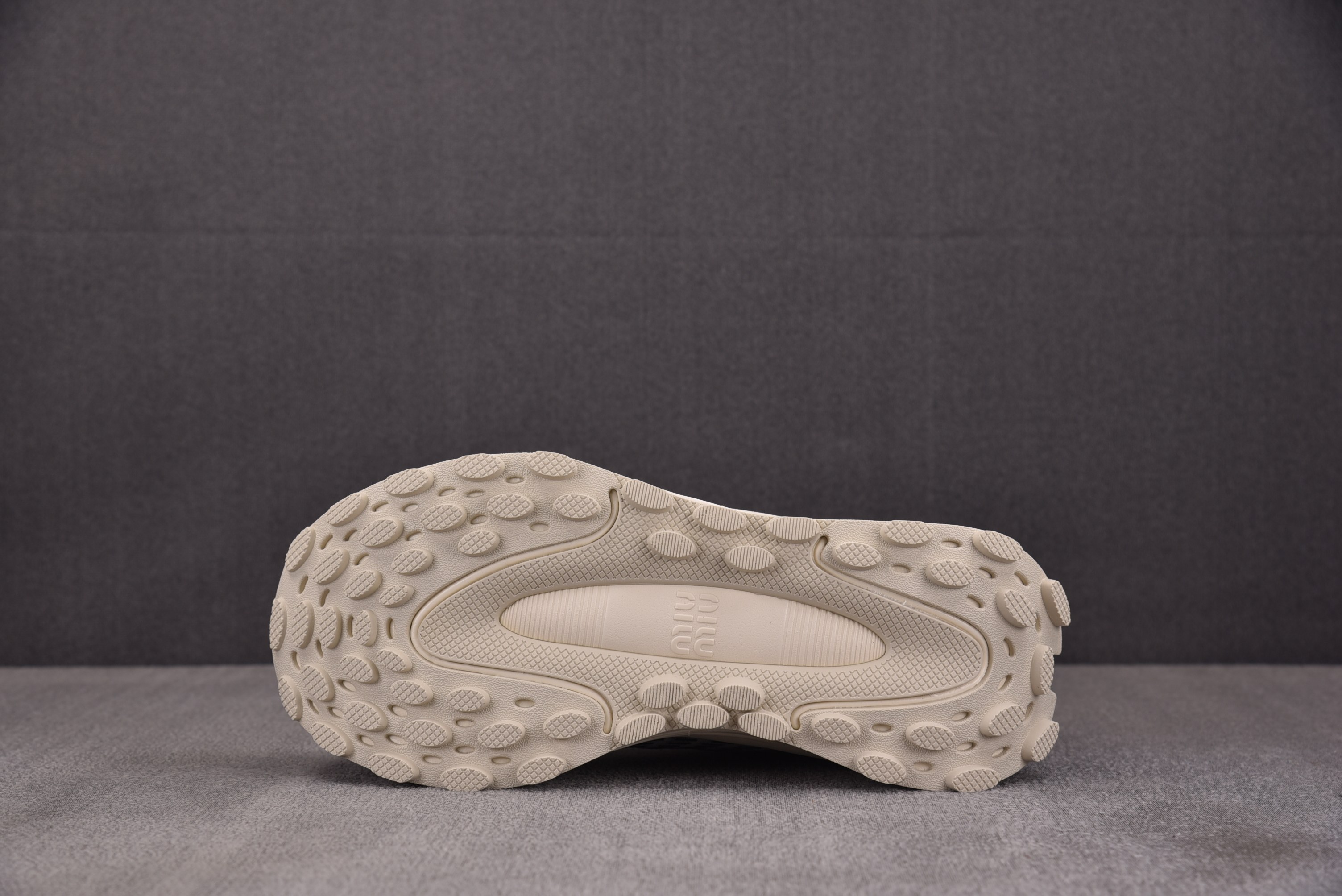 纯原Miu Miu Technical Fabric Sneakers 白黑 YZ03936-40