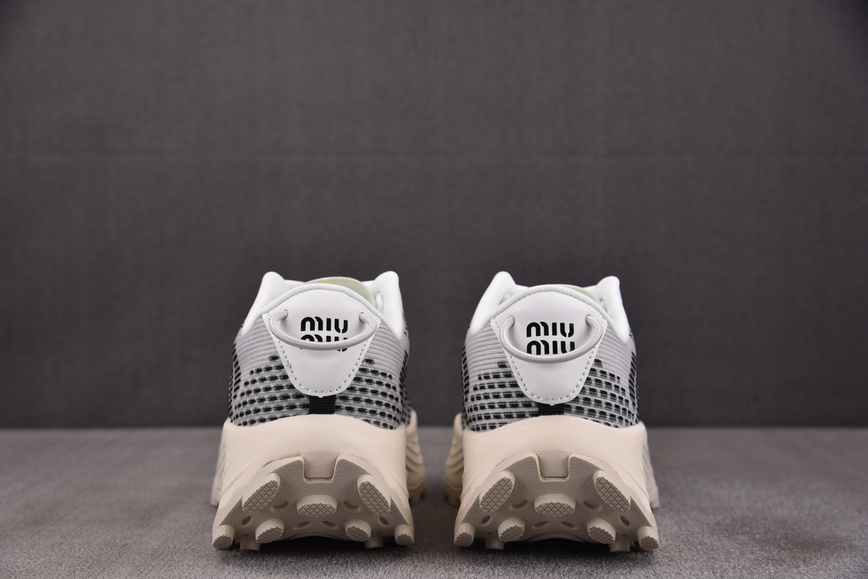 纯原Miu Miu Technical Fabric Sneakers 白黑 YZ03936-40