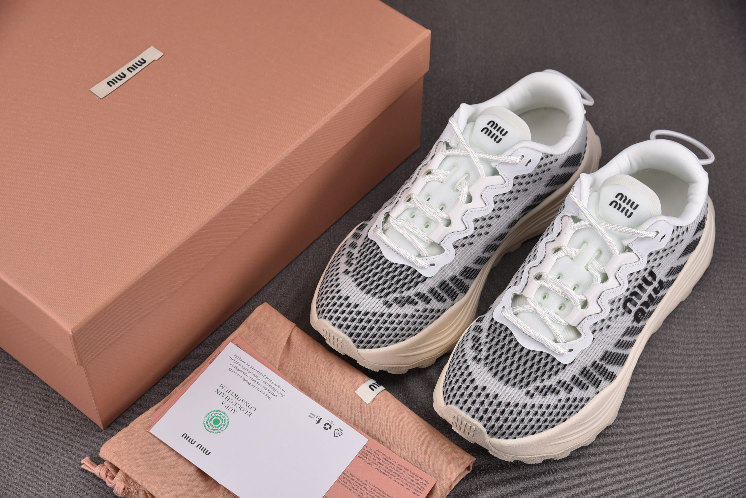 纯原Miu Miu Technical Fabric Sneakers 白黑 YZ03936-40