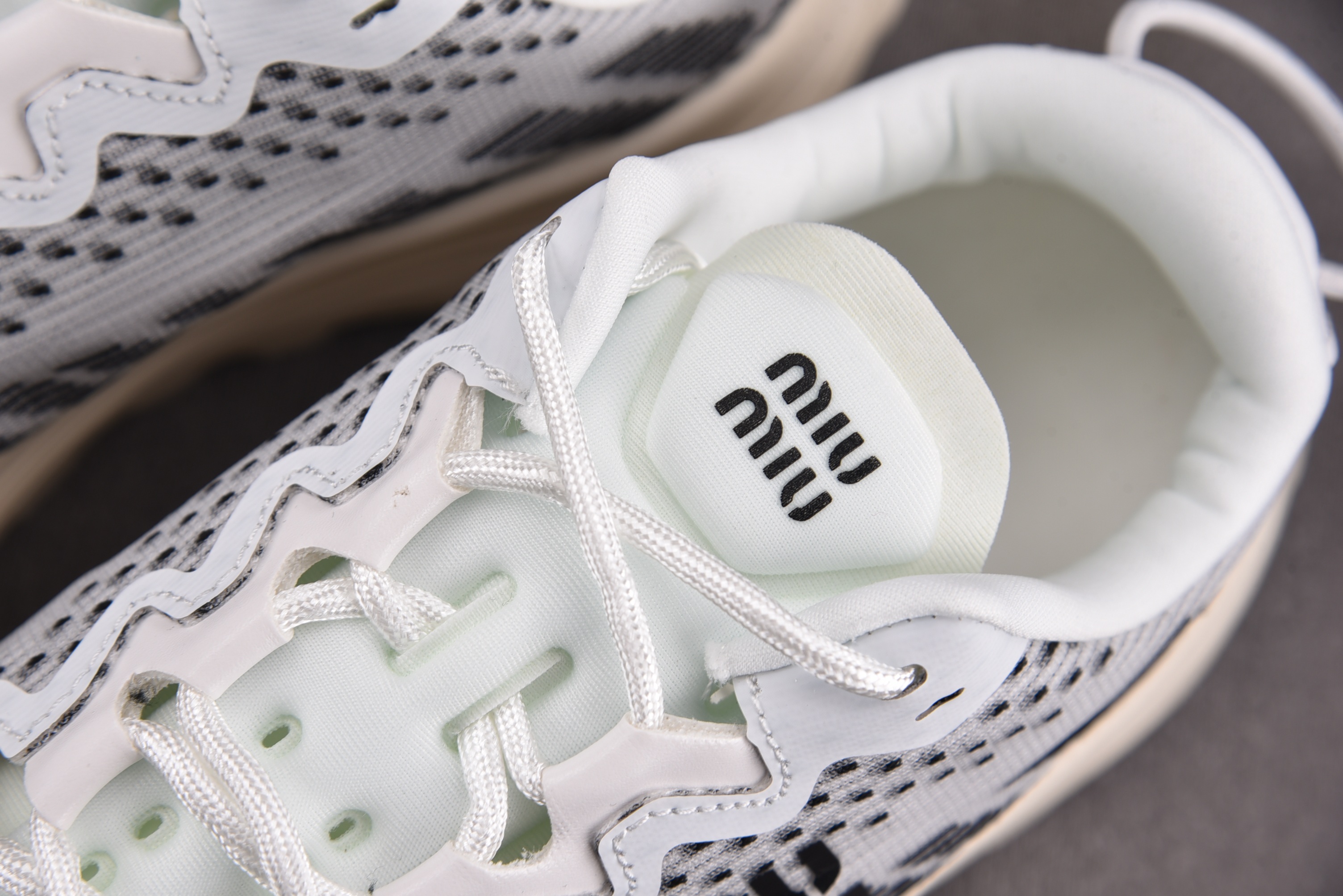 纯原Miu Miu Technical Fabric Sneakers 白黑 YZ03936-40