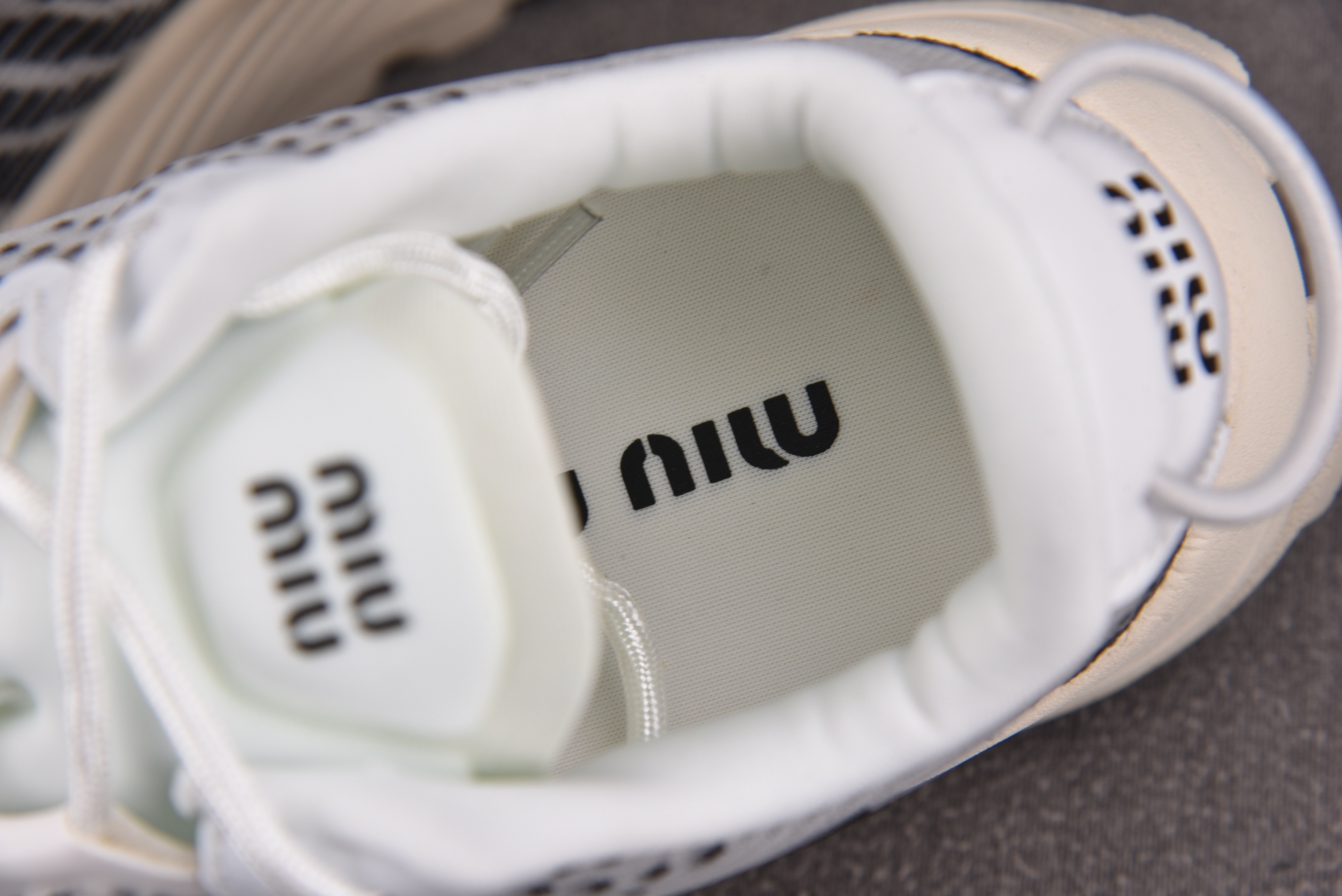 纯原Miu Miu Technical Fabric Sneakers 白黑 YZ03936-40