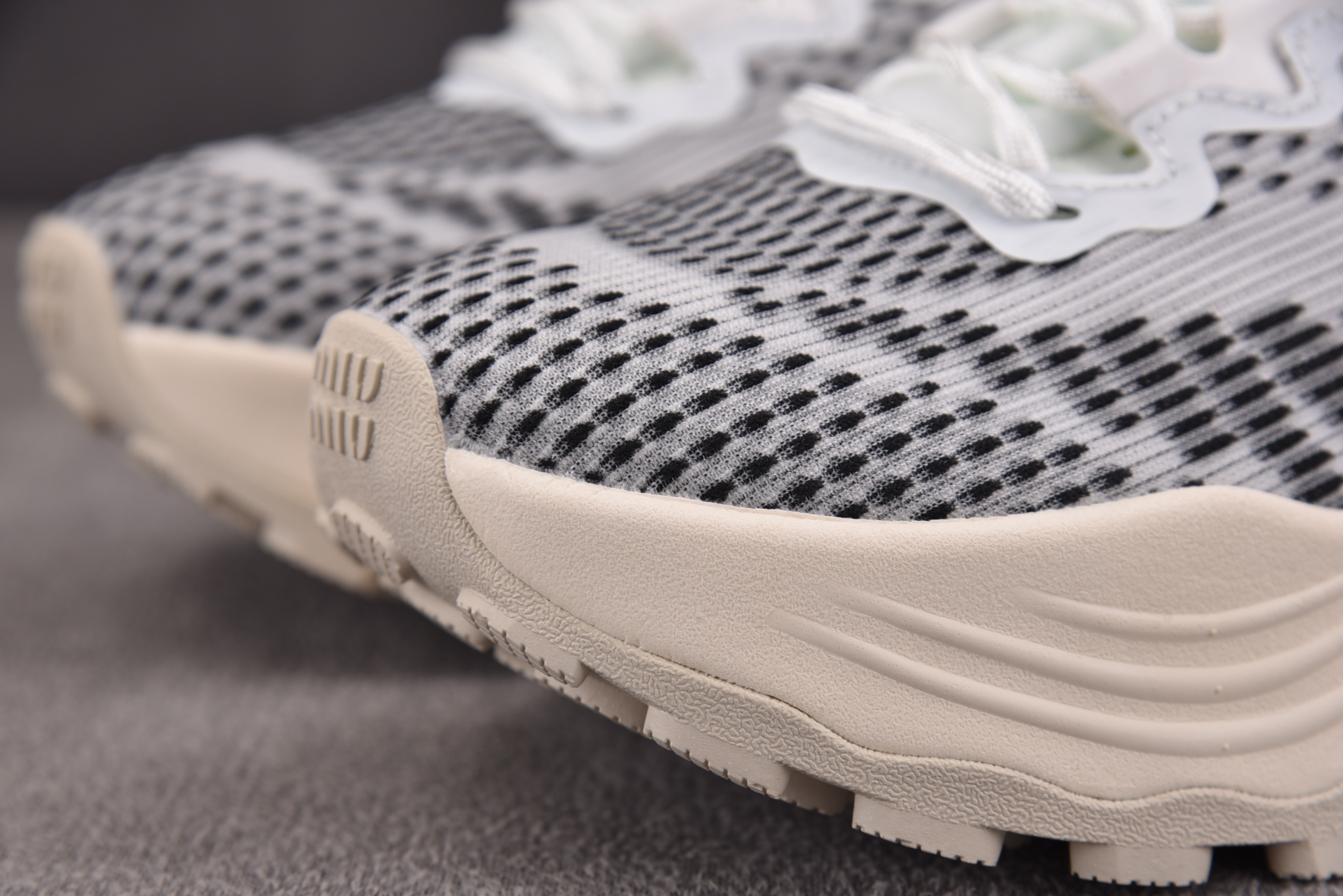 纯原Miu Miu Technical Fabric Sneakers 白黑 YZ03936-40