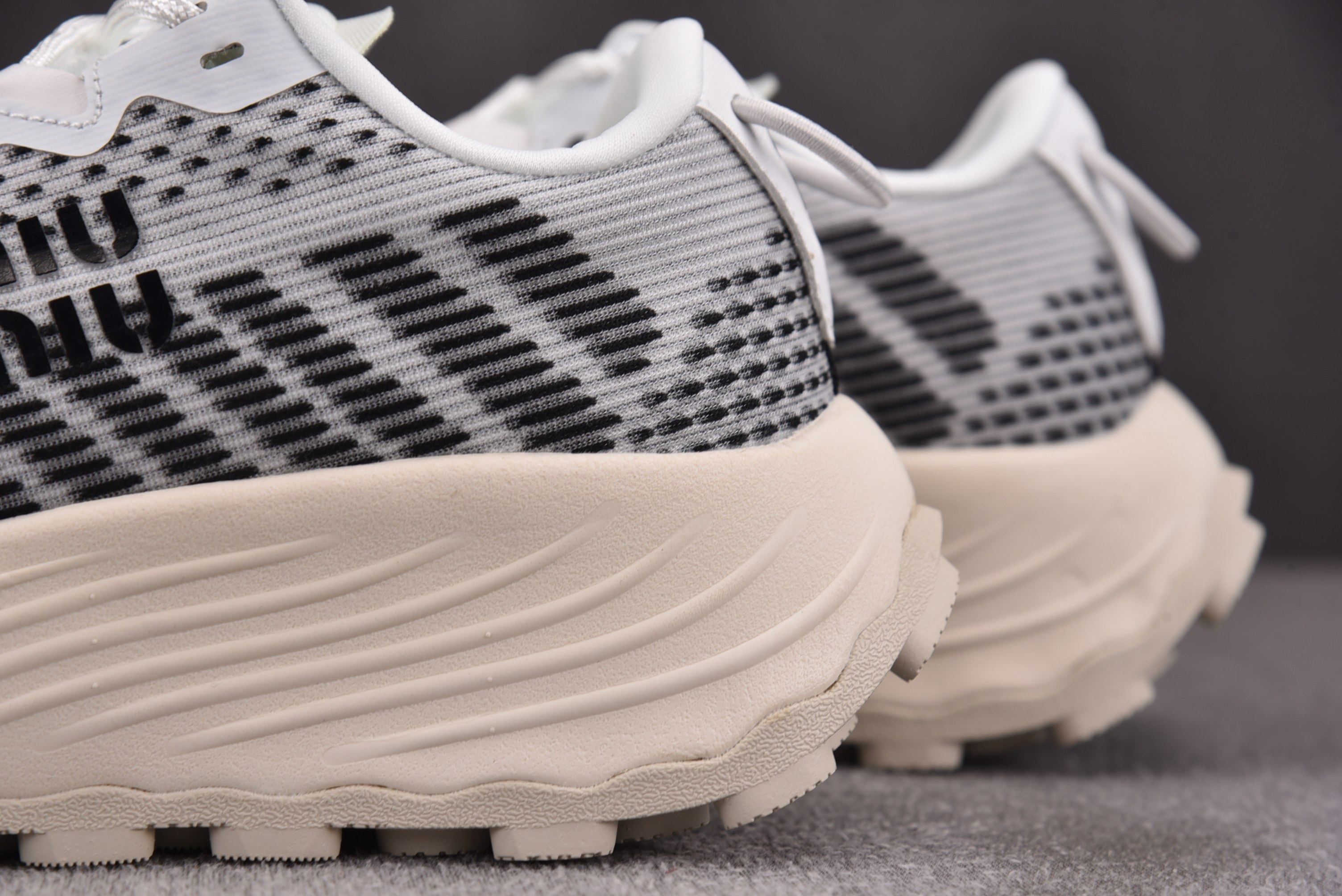 纯原Miu Miu Technical Fabric Sneakers 白黑 YZ03936-40