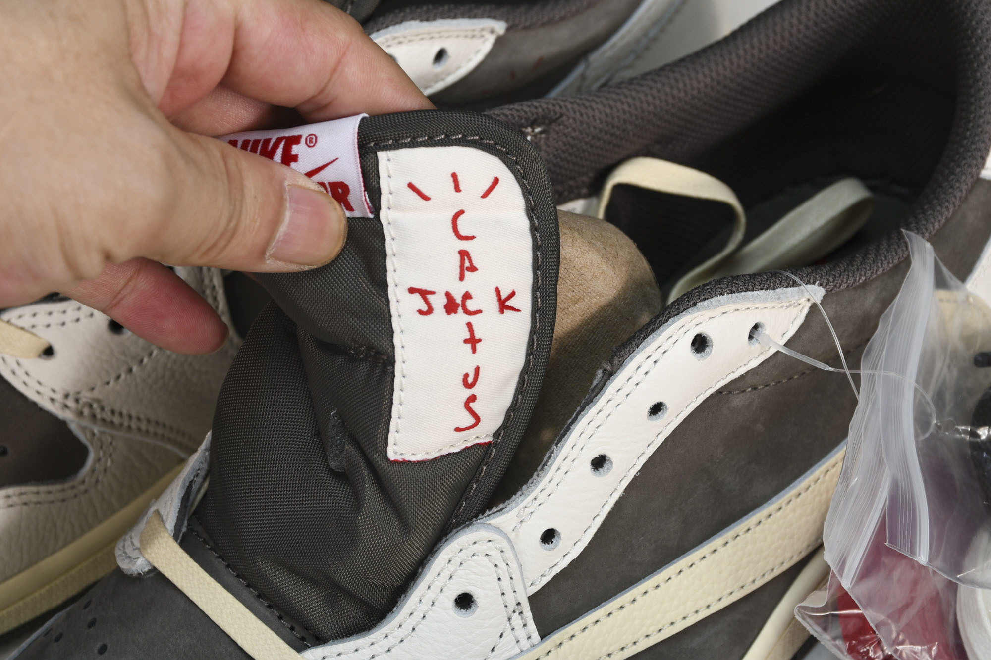 纯原 Travis Scott x Air Jordan 1 Reverse Mocha 倒钩摩卡棕白低 纯原 Travis Scott x Air Jordan 1 Reverse Mocha 倒钩摩卡棕白低