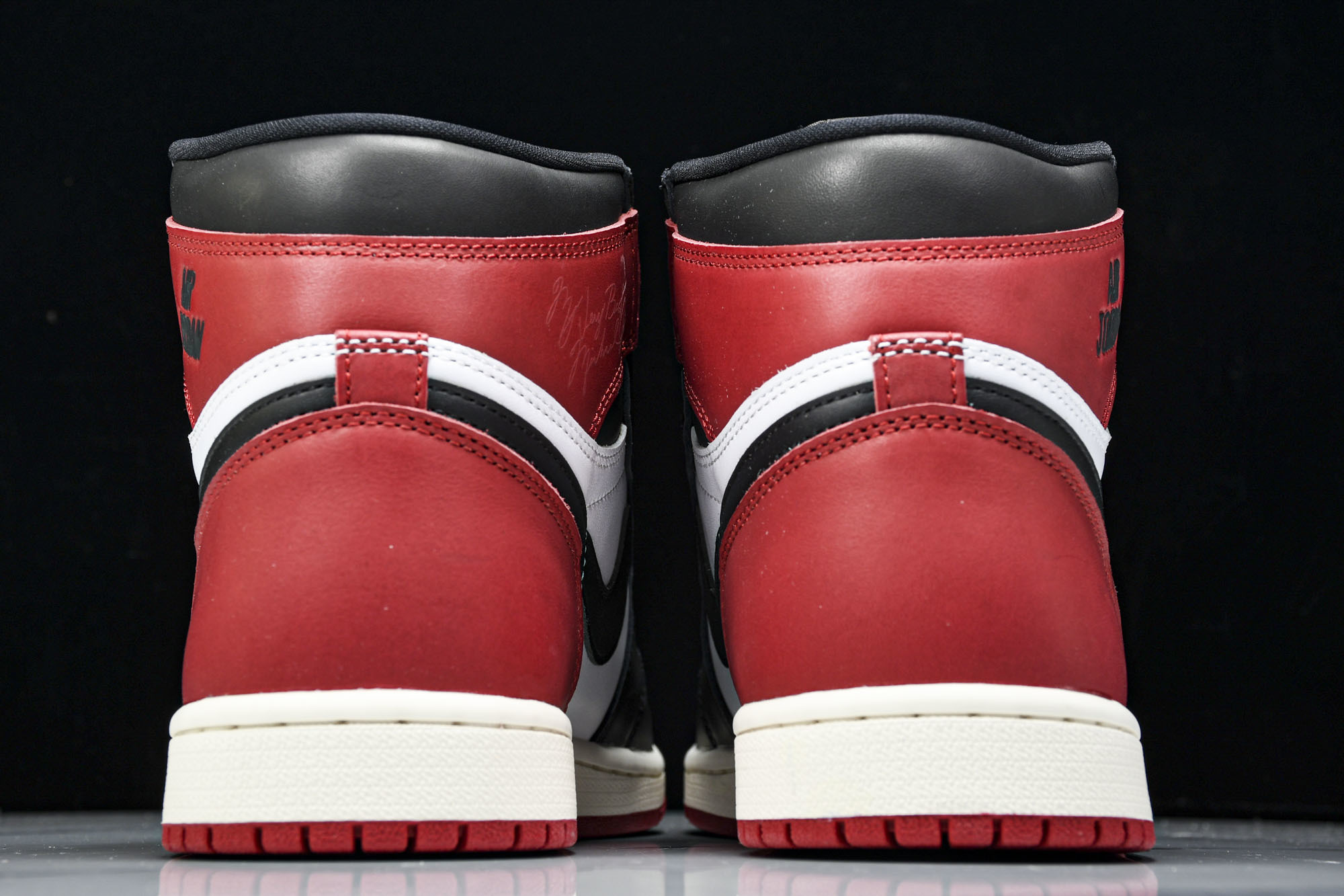 纯原 Air Jordan 1 High OG Black Toe Reimagined 白红黑 DZ8 纯原 Air Jordan 1 High OG Black Toe Reimagined 白红黑 DZ8