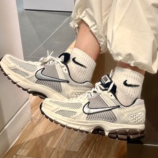 纯原 NK vomero 5 v5跑鞋 米银色 FJ2028-001实拍如图NK vomero 5 v5 纯原 NK vomero 5 v5跑鞋 米银色 FJ2028-001实拍如图NK vomero 5 v5