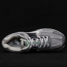 纯原 NK vomero 5 v5跑鞋 草灰色 FB8825-001实拍如图NK vomero 5 v5 纯原 NK vomero 5 v5跑鞋 草灰色 FB8825-001实拍如图NK vomero 5 v5
